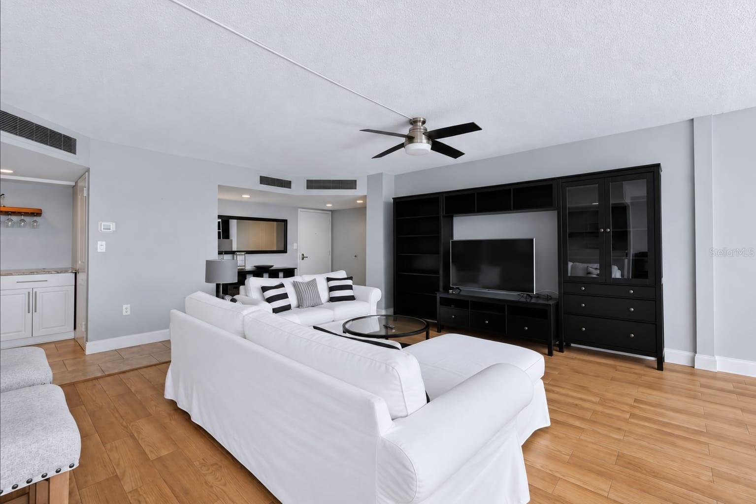 644 Island Way #406 Property Photo 5