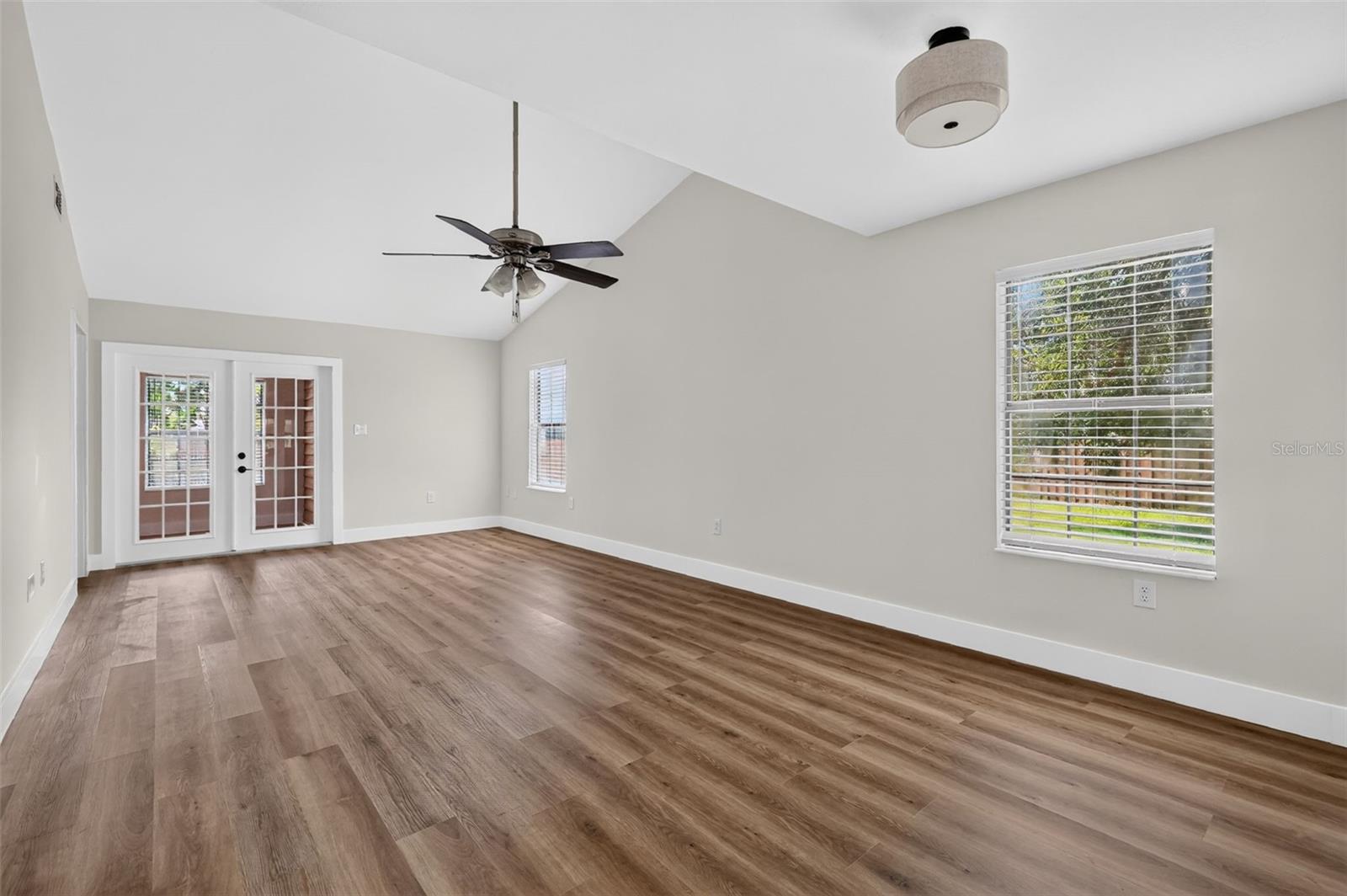 4 Cove Ln Property Photo 2