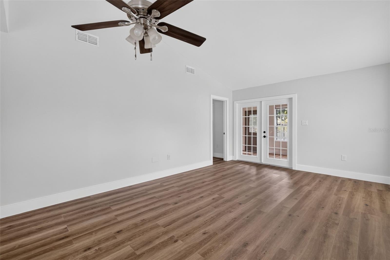 4 Cove Ln Property Photo 6