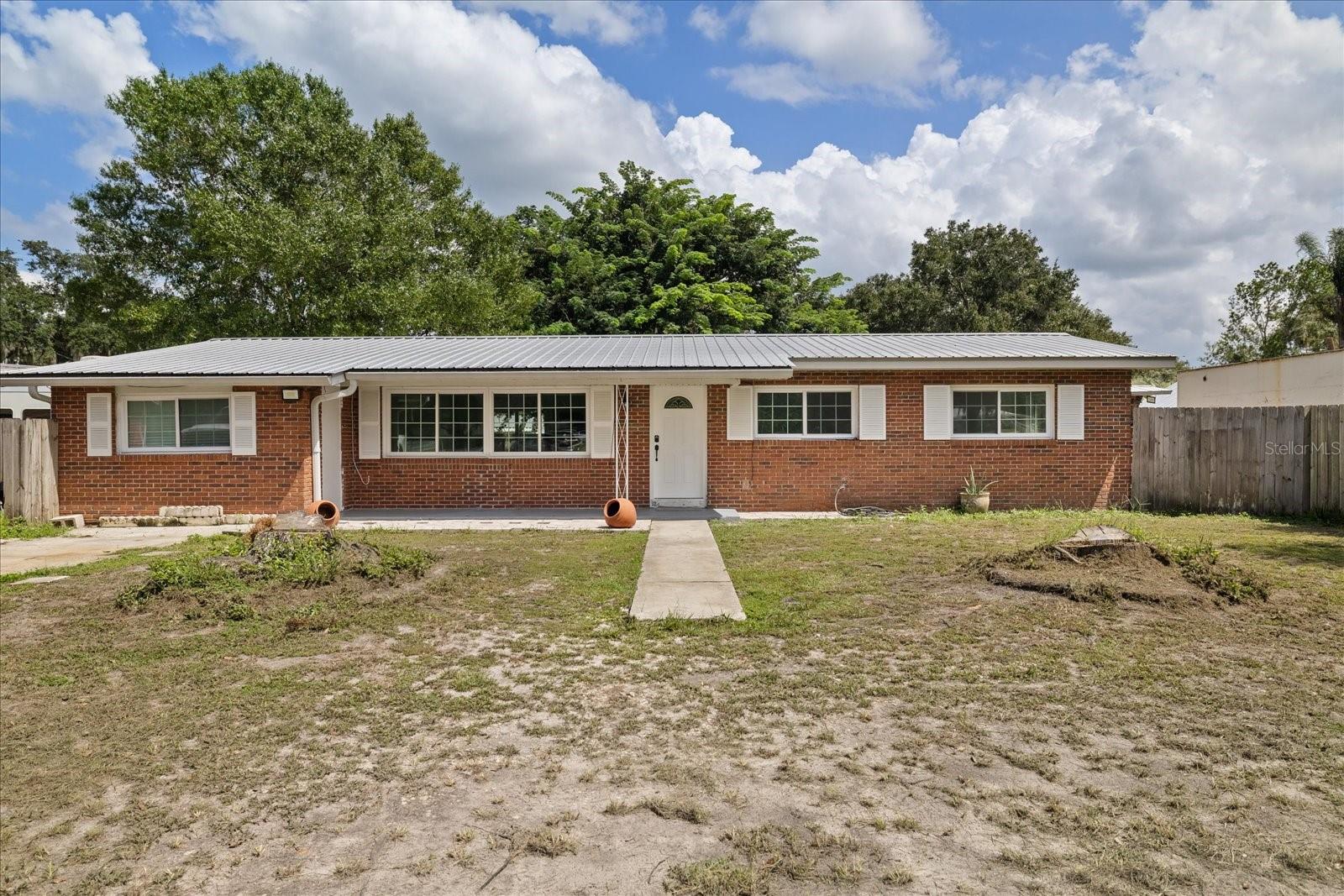 8125 N SOCRUM LOOP RD Property Photo 1