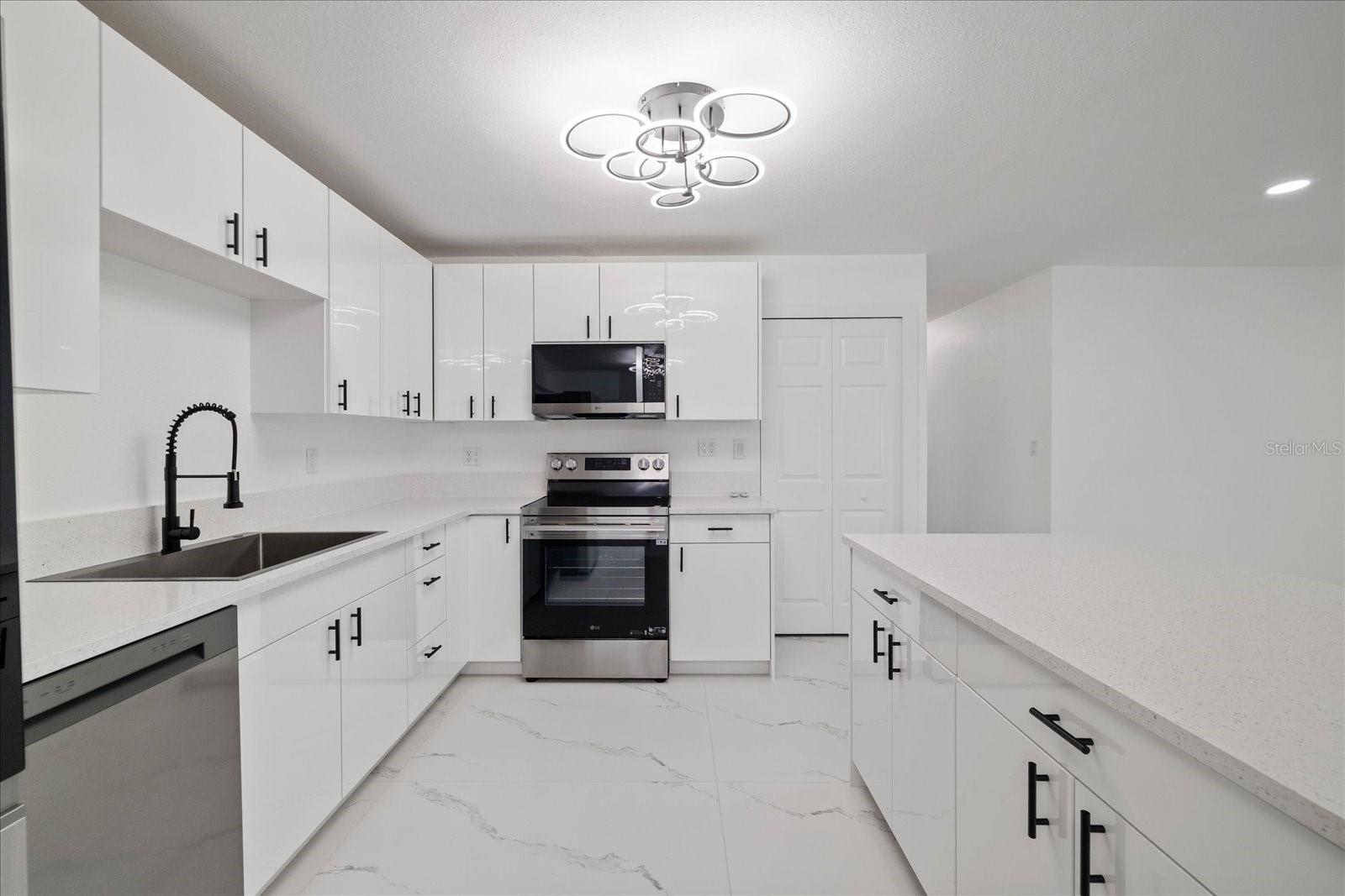 8125 N Socrum Loop Rd Property Photo 18