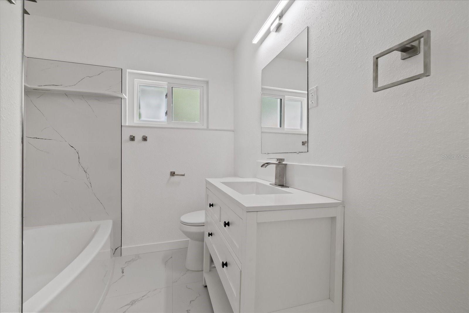 8125 N Socrum Loop Rd Property Photo 25