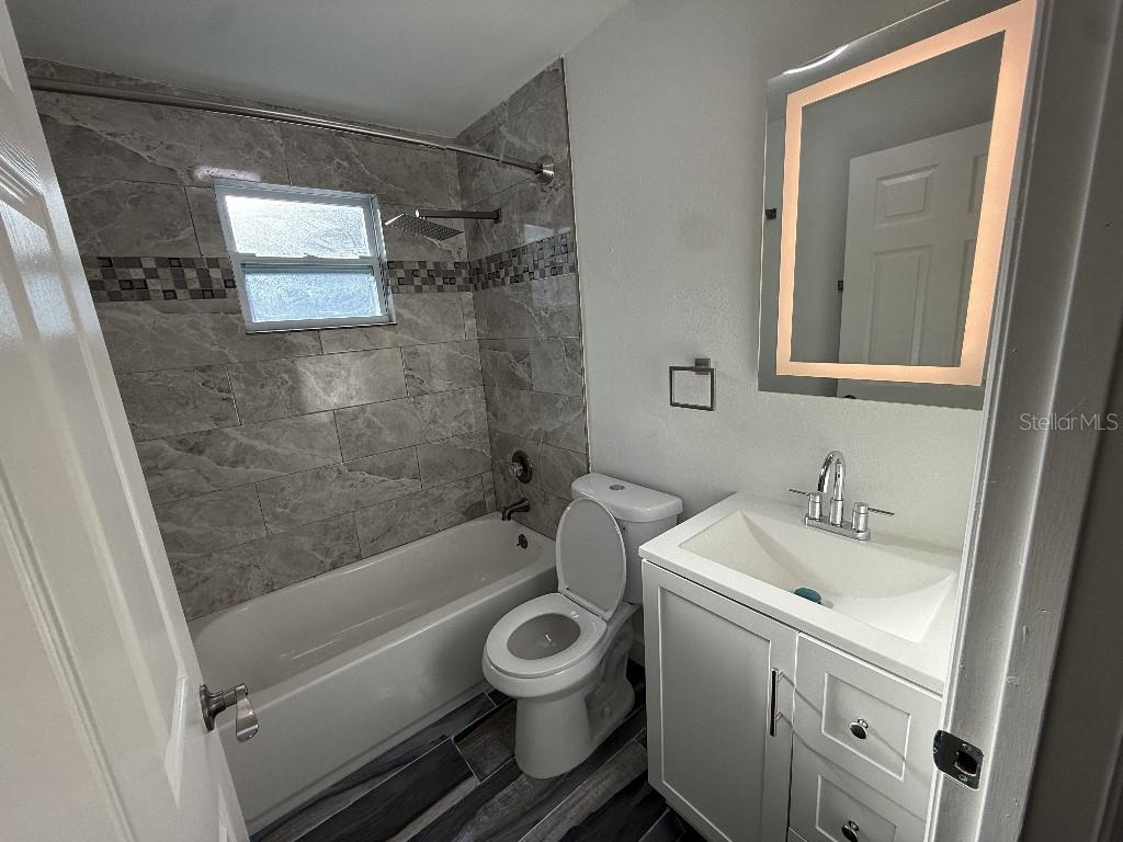 1110 W Knollwood St Property Photo 7