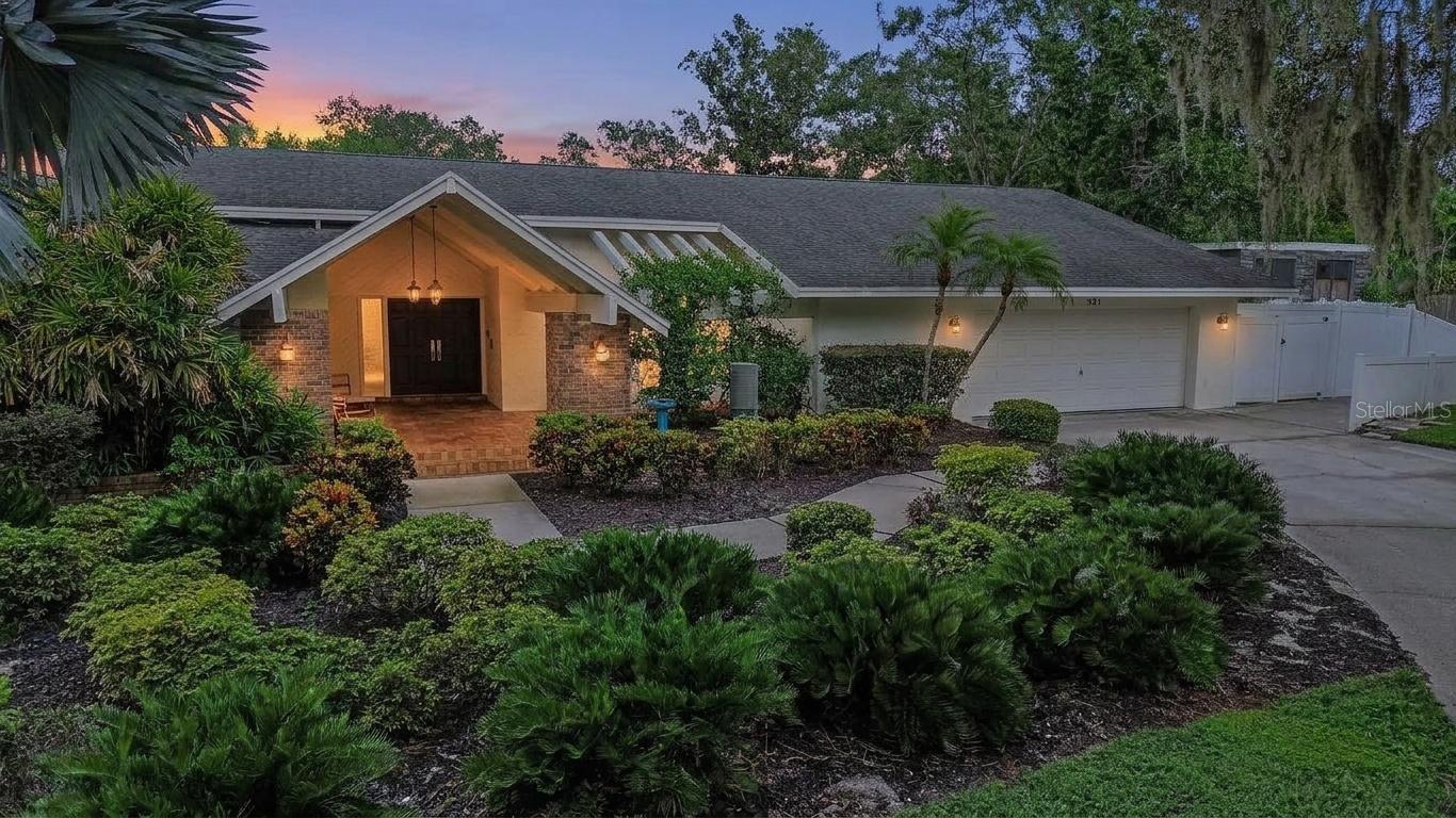 921 COLLEGE HILL DR Property Photo 1