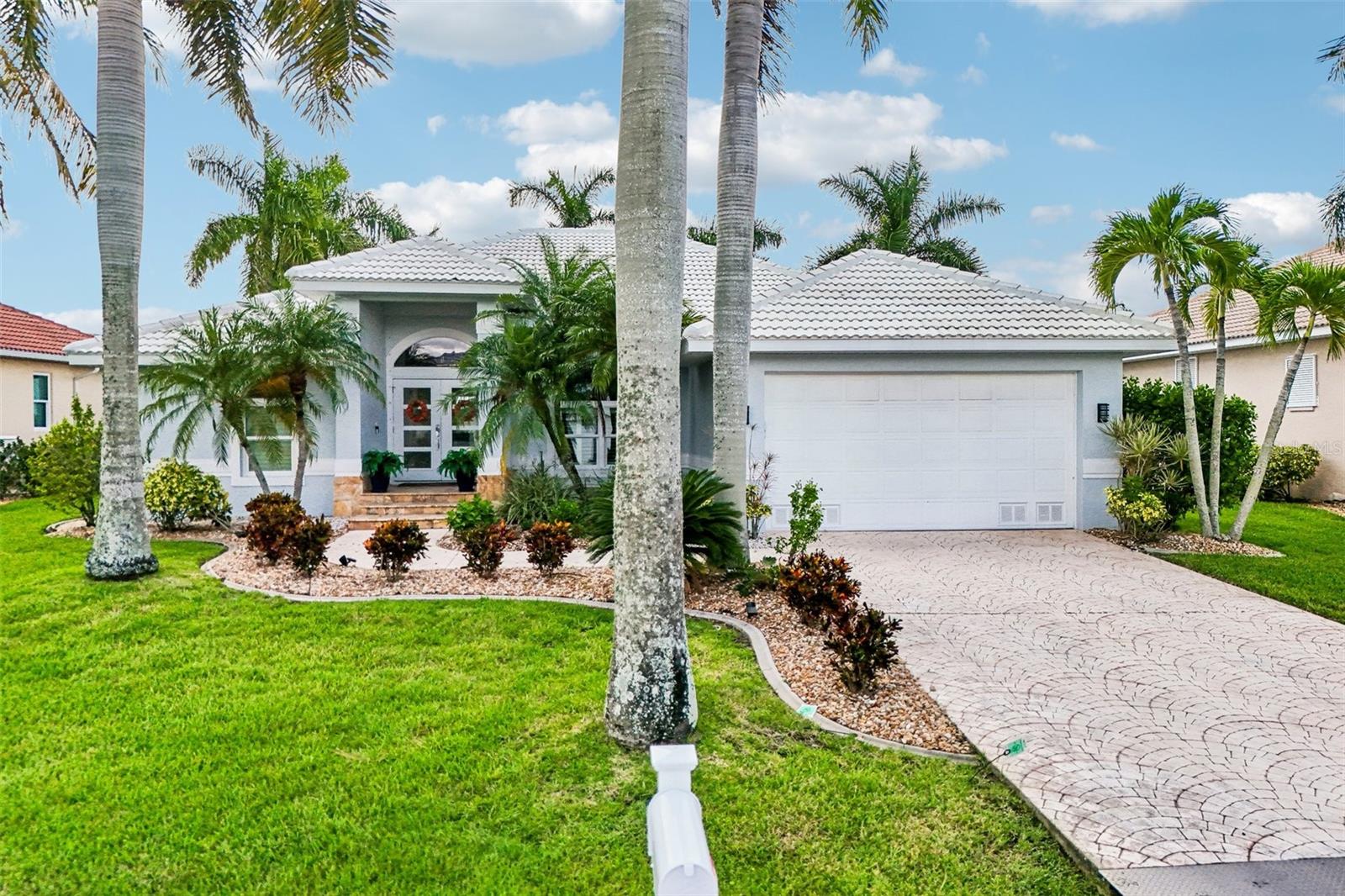 1217 Sea Breeze Ct Property Photo 2