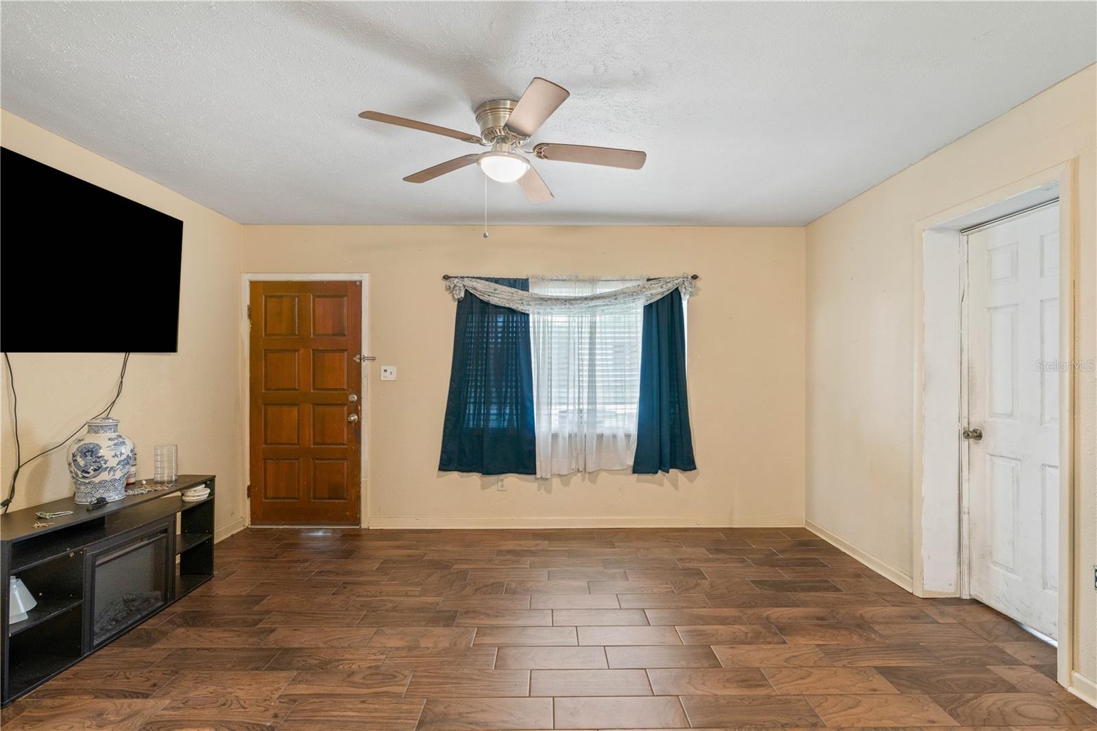 5217 Peach Ave Property Photo 20