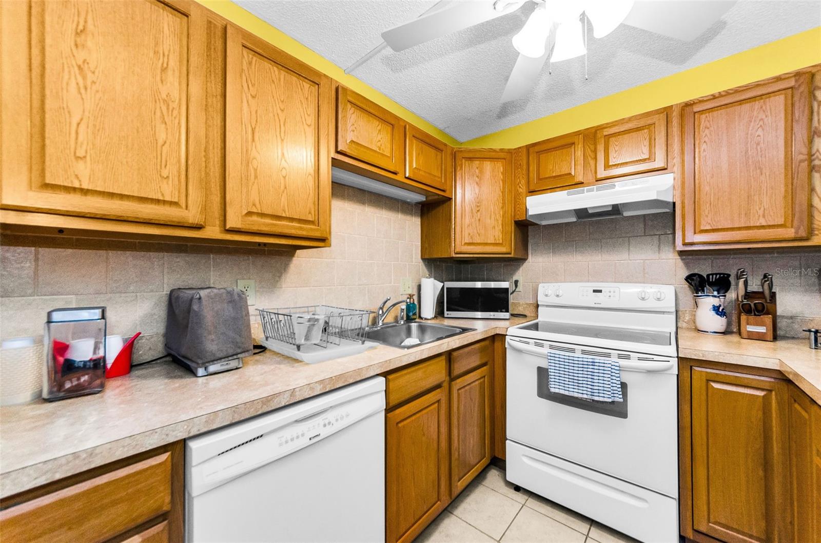 2575 Pine Ridge Way S #e1 Property Photo 5