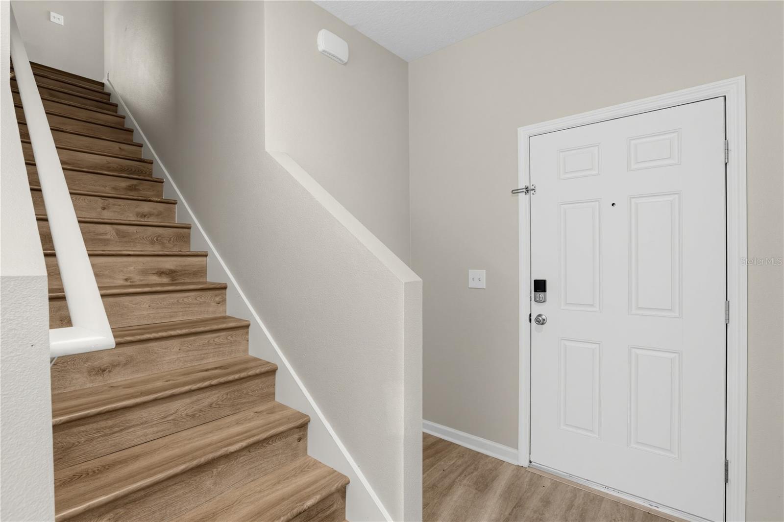 1033 Cades Cove Way Property Photo 3