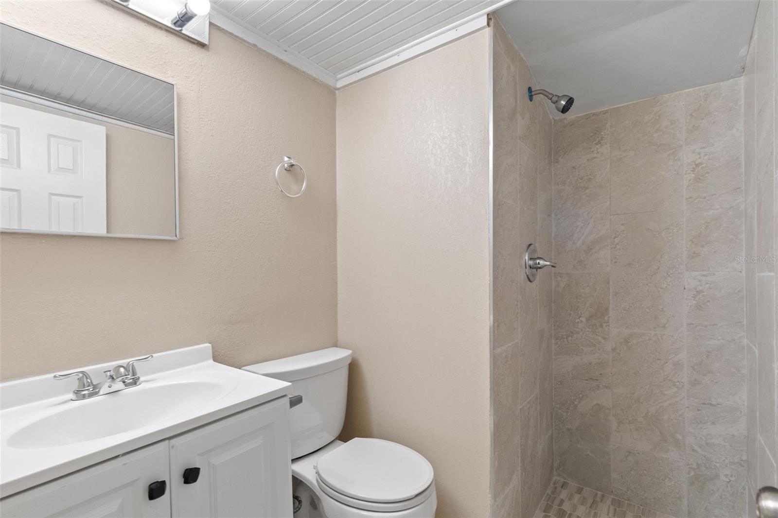 8705 N 13th St #b Property Photo 6