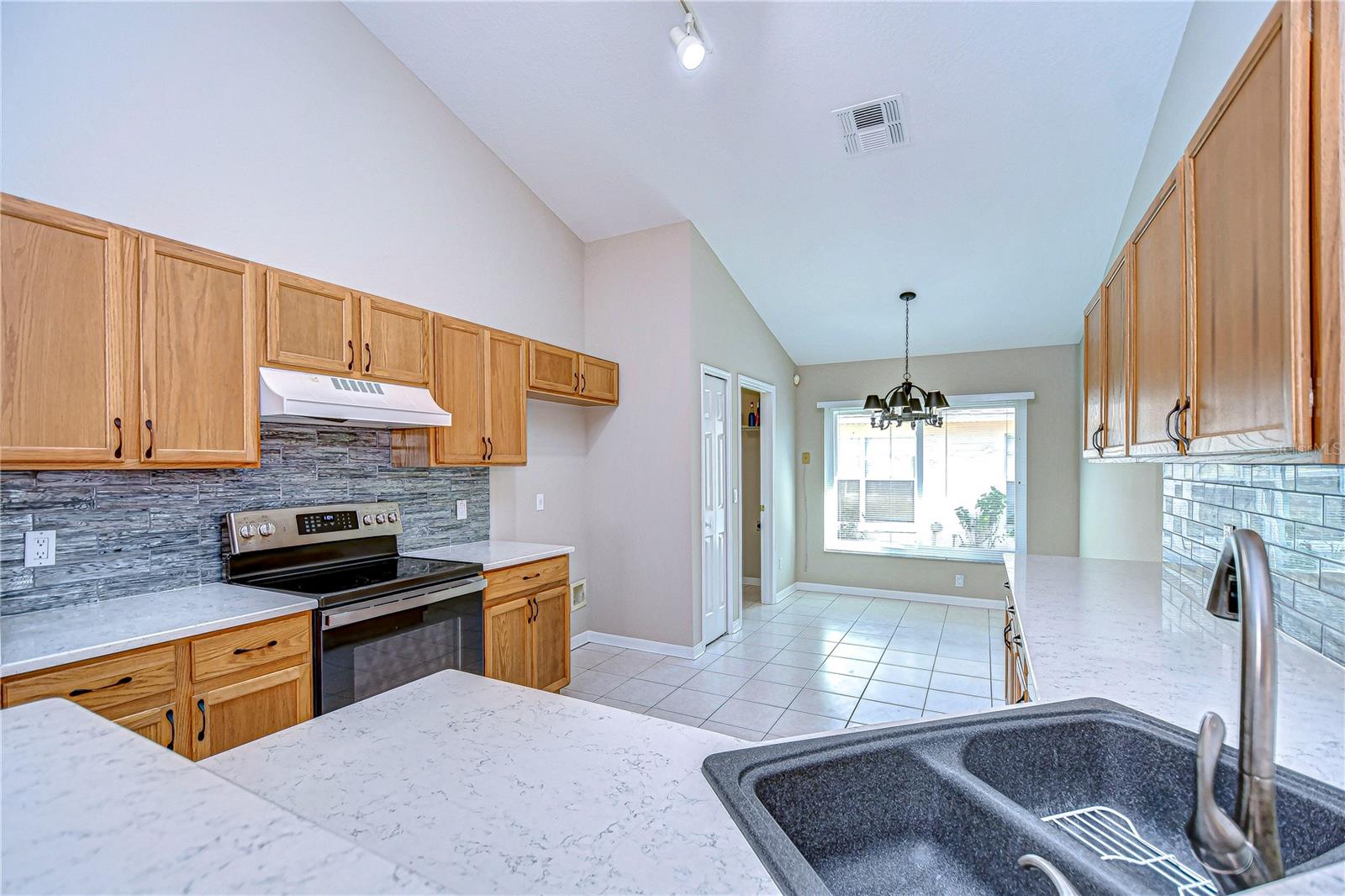 2529 Clareside Dr Property Photo 8