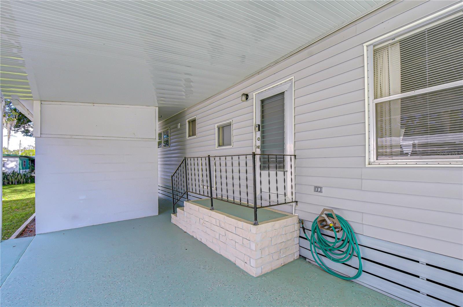 6128 Ridgewood Dr Property Photo 2