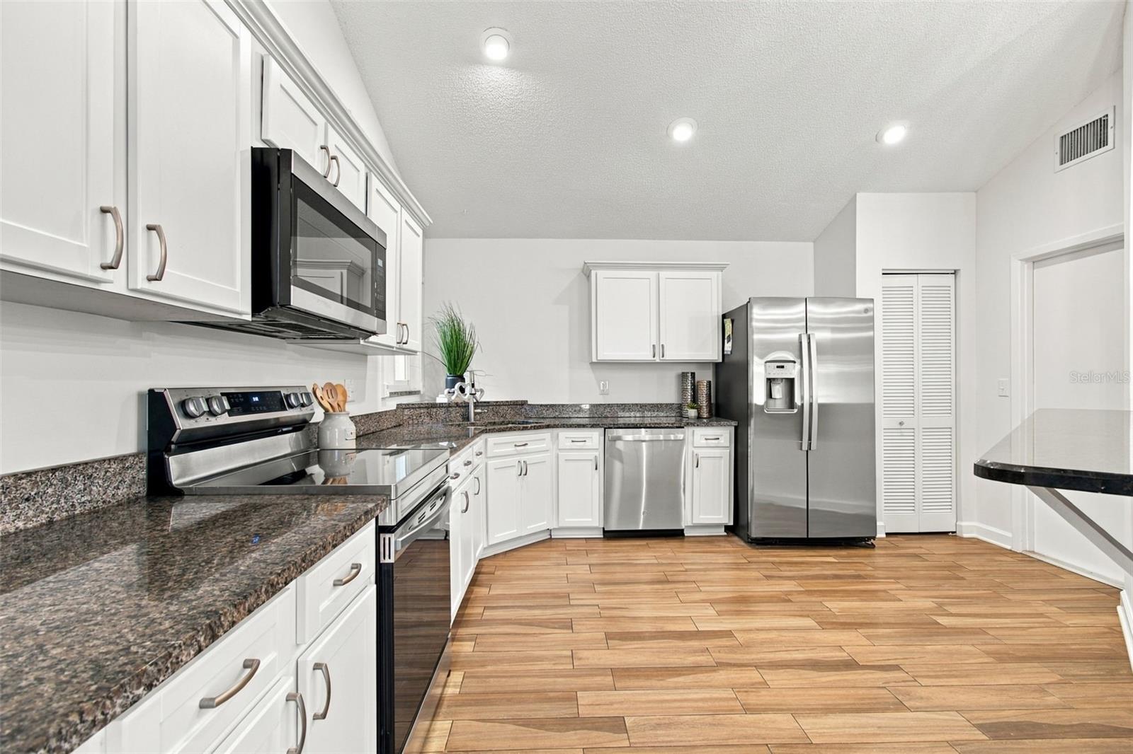 11905 Hickorynut Dr Property Photo 3
