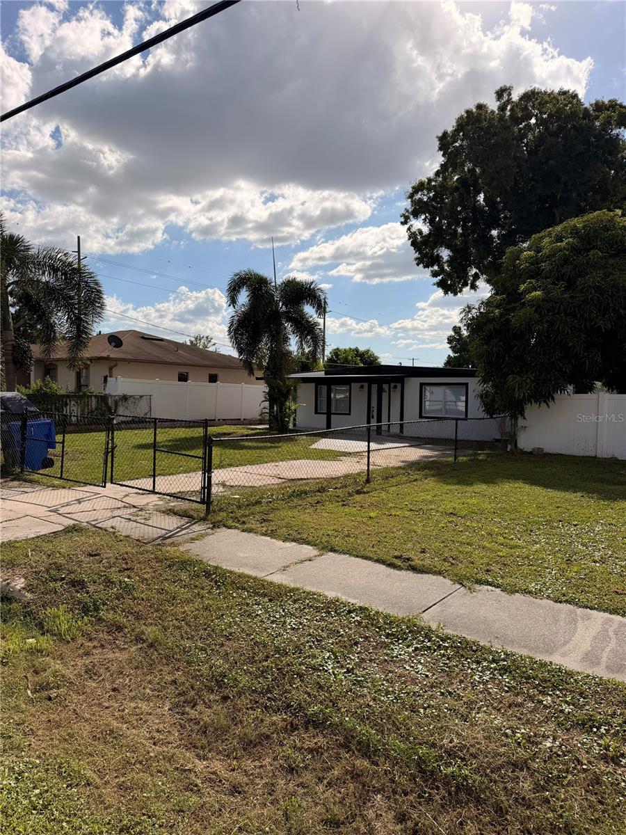 5808 N Lois Ave Property Photo 2