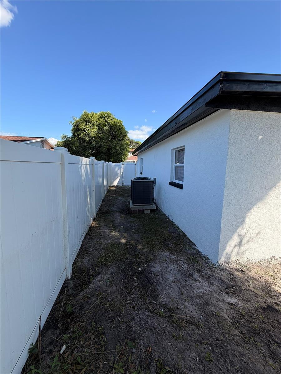 5808 N Lois Ave Property Photo 3