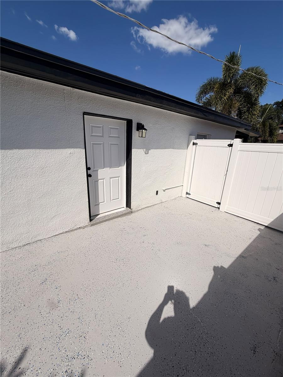 5808 N Lois Ave Property Photo 4
