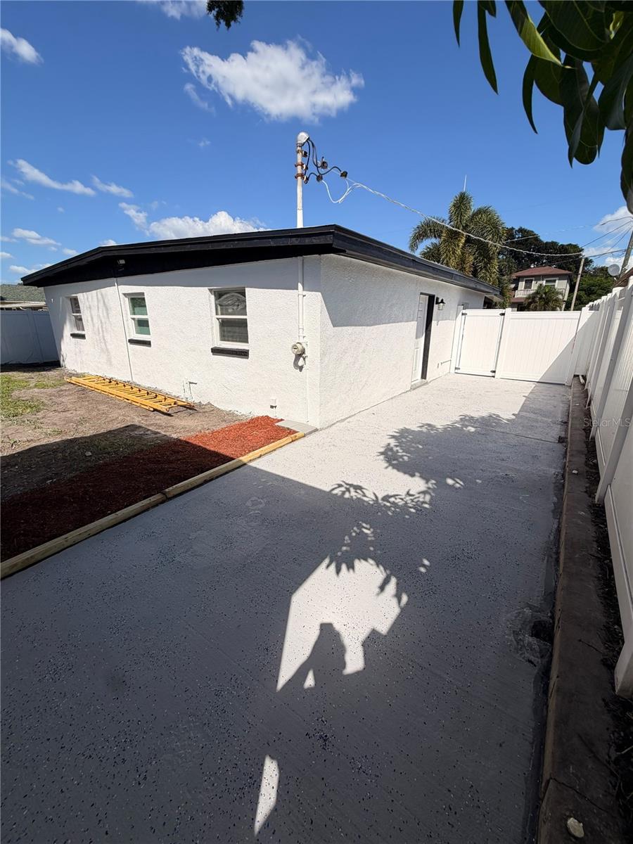 5808 N Lois Ave Property Photo 5