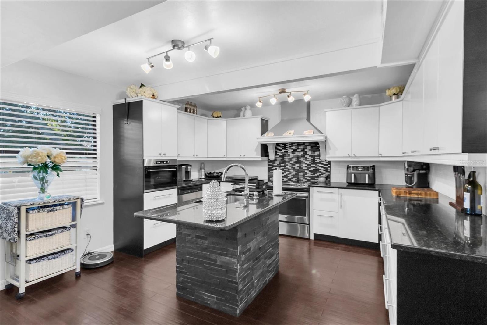 4840 Hummingbird Trl Property Photo 8