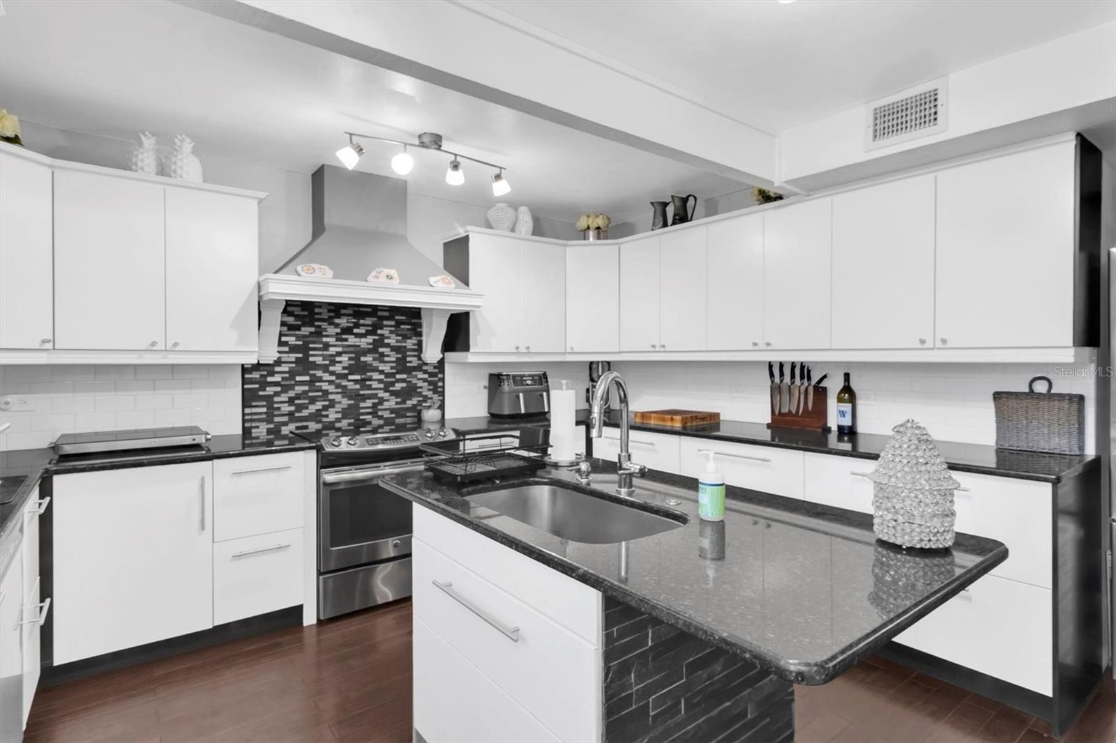 4840 Hummingbird Trl Property Photo 9