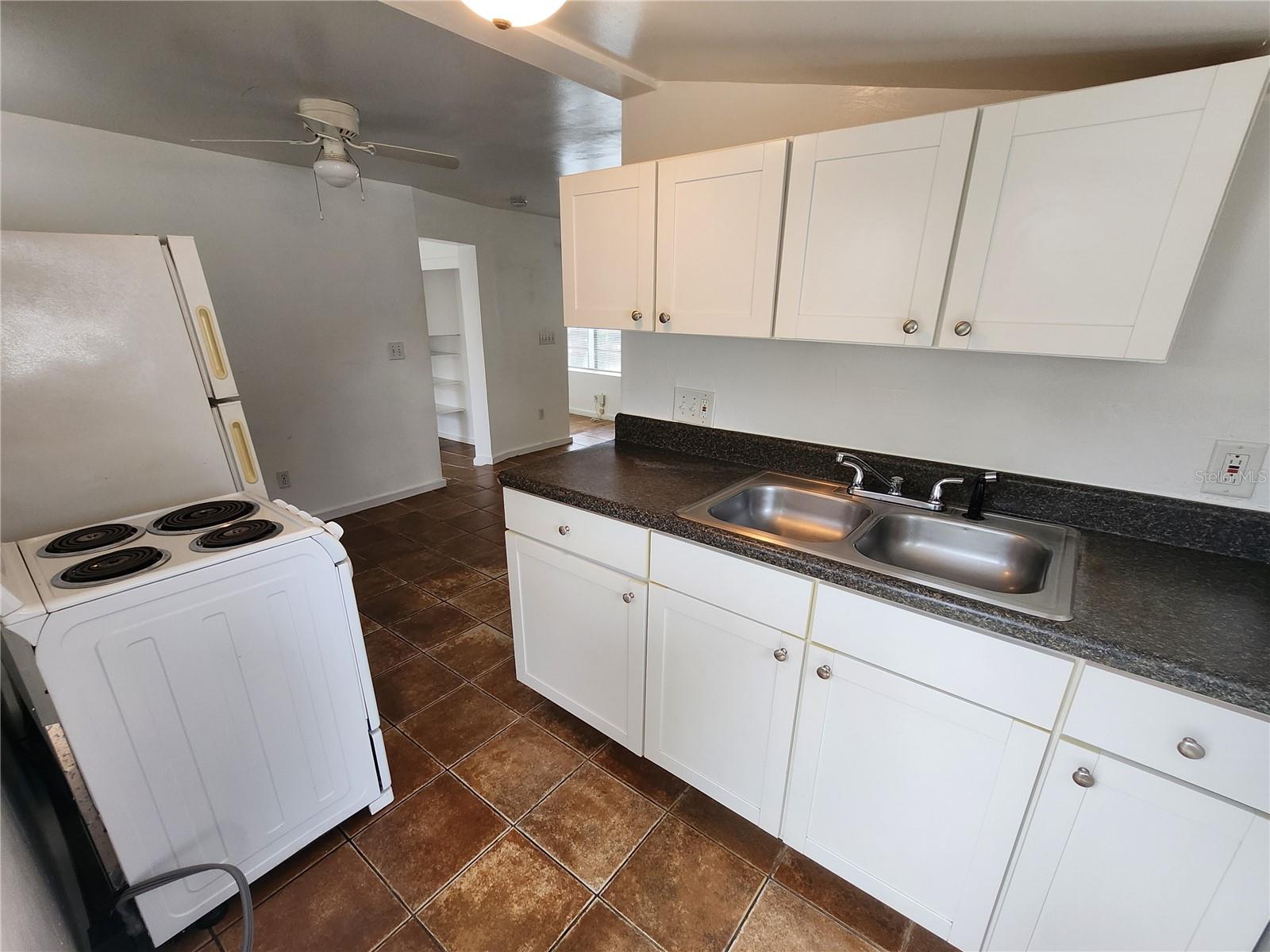 309 W Comanche Ave #c Property Photo 2