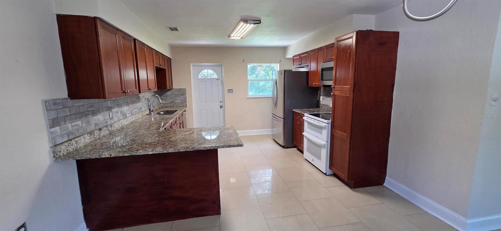TB8551203 Property Photo 2