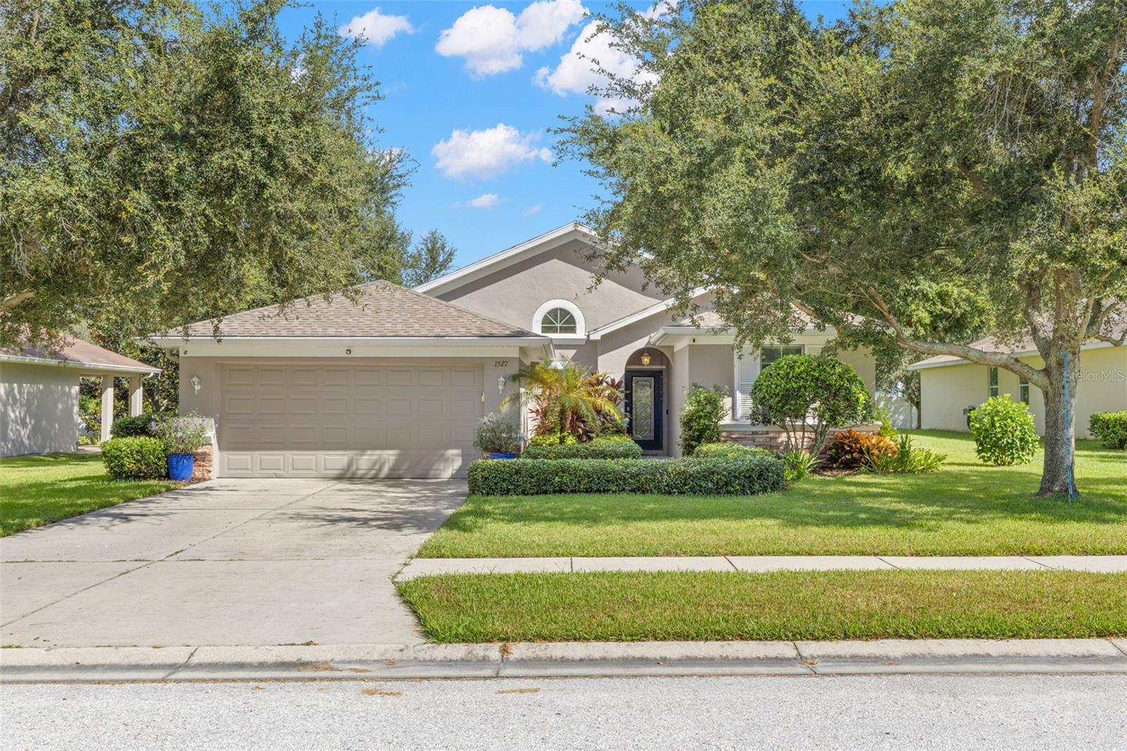 1527 River Ct Property Photo 1