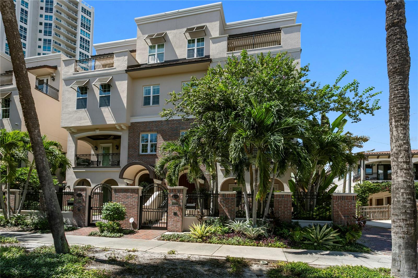 524 Beach Dr Ne Property Photo