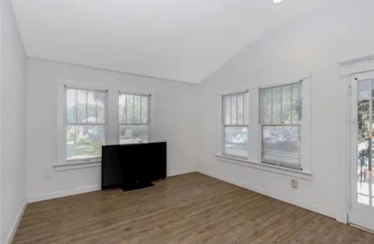 210 E Plymouth St #b Property Photo 4
