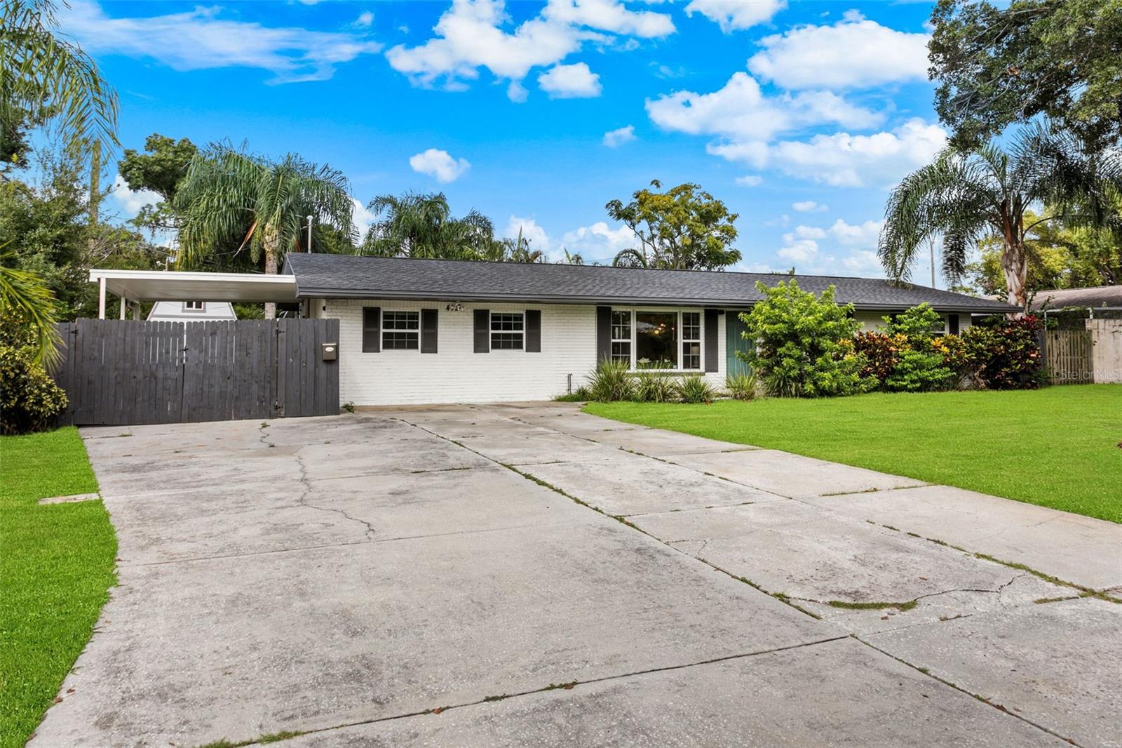 412 Deville Dr E Property Photo 1