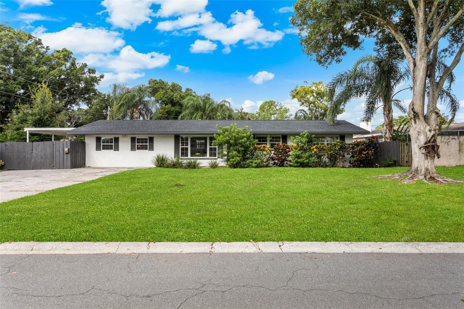 412 Deville Dr E Property Photo 2