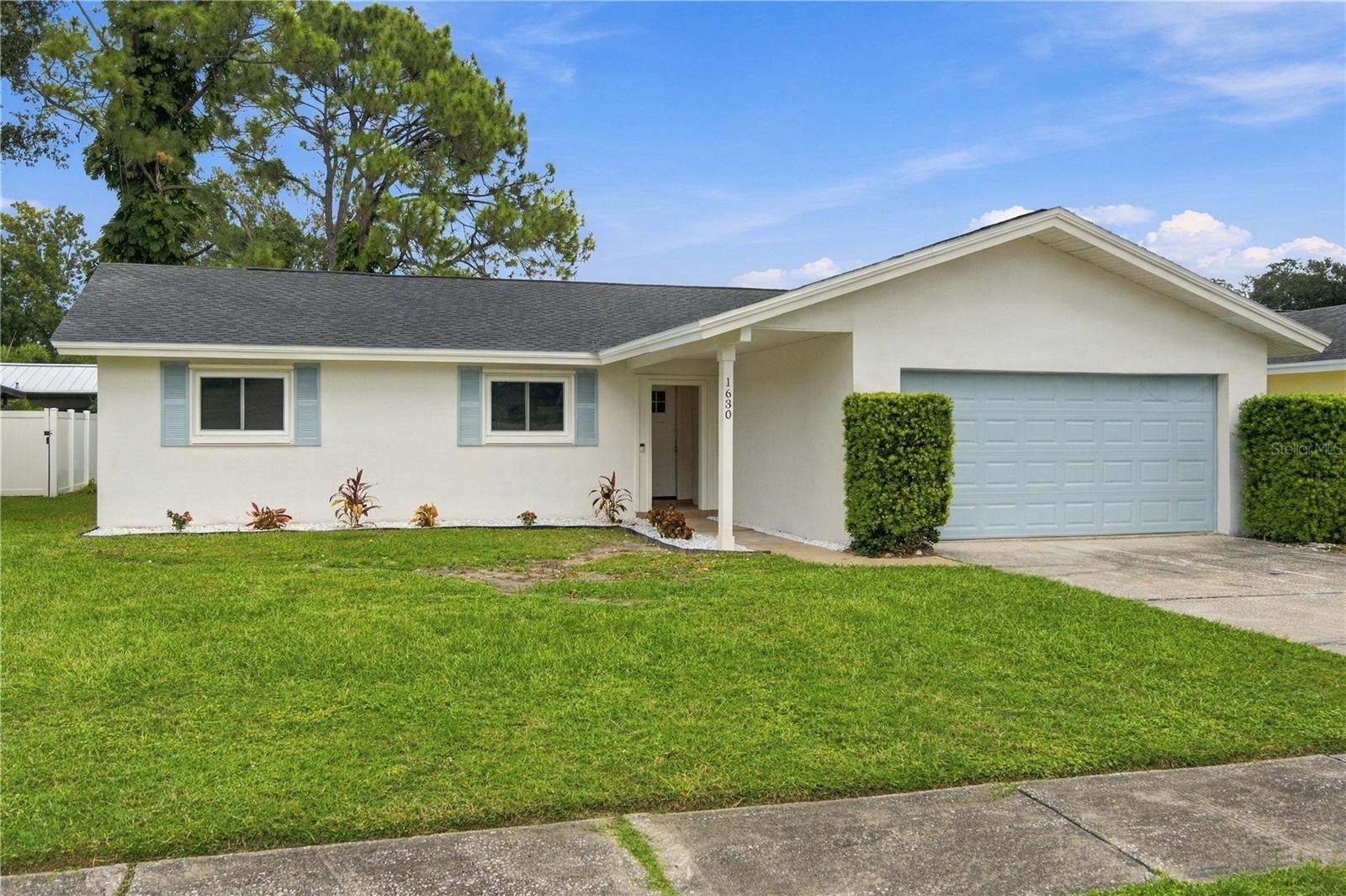 1630 Dale Cir N Property Photo 2