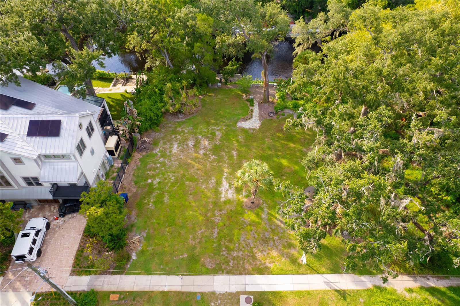 1214 E PARK CIR Property Photo 1
