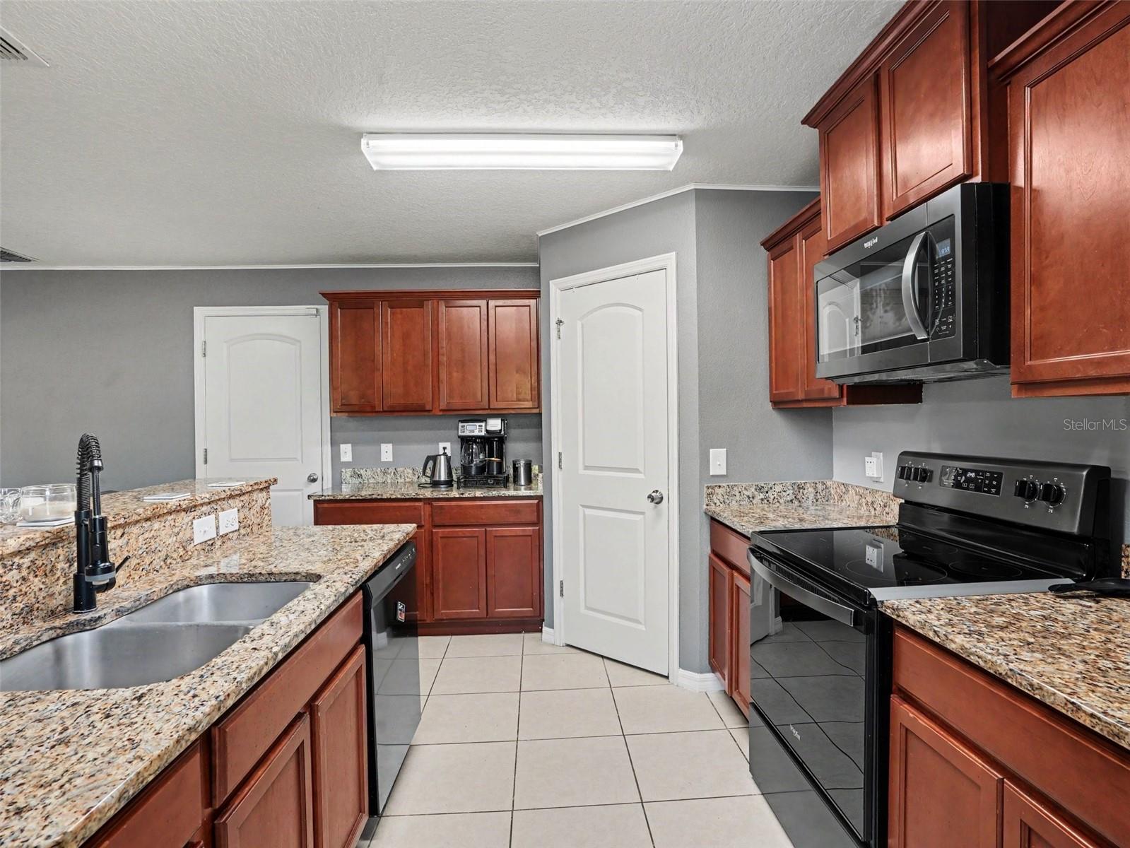5660 Elsinore Way Property Photo 10