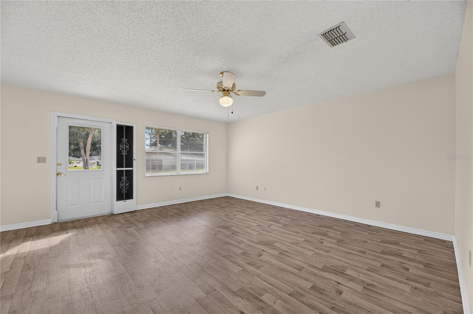 1904 Canterbury Ln #18 Property Photo 6
