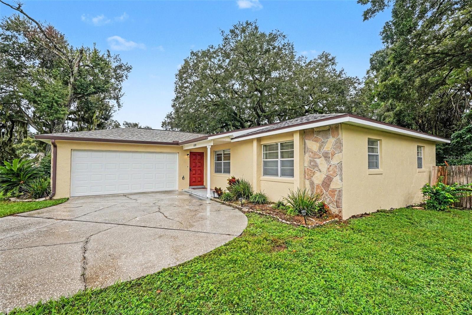 1122 Estatewood Dr Property Photo 3