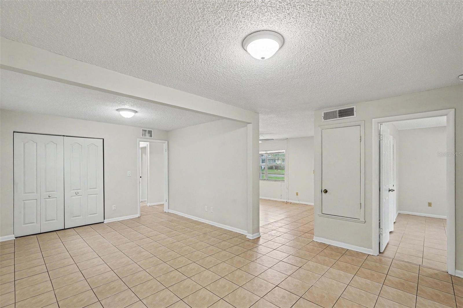 1122 Estatewood Dr Property Photo 6