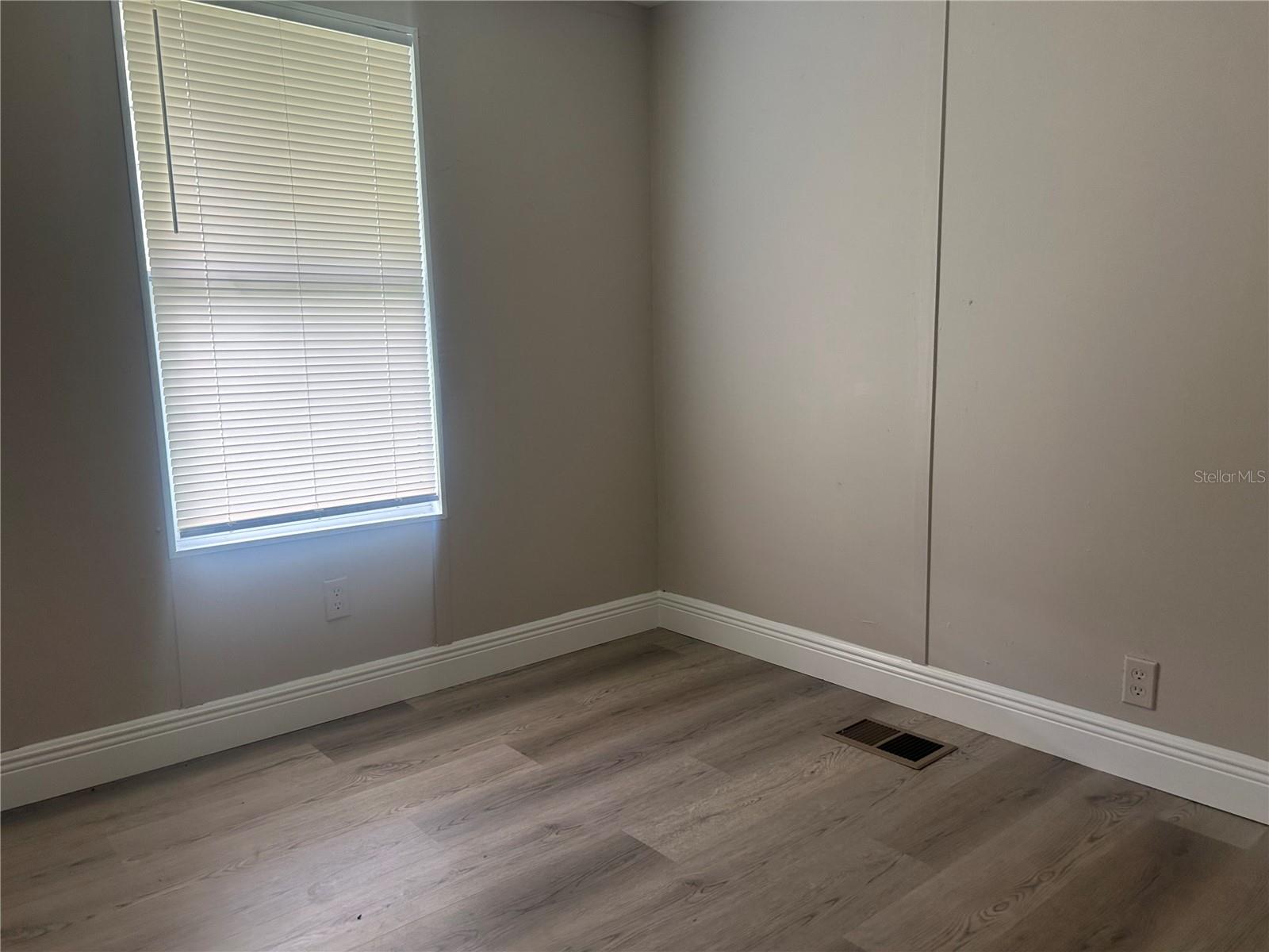 14810 Thompson Ave Property Photo 9