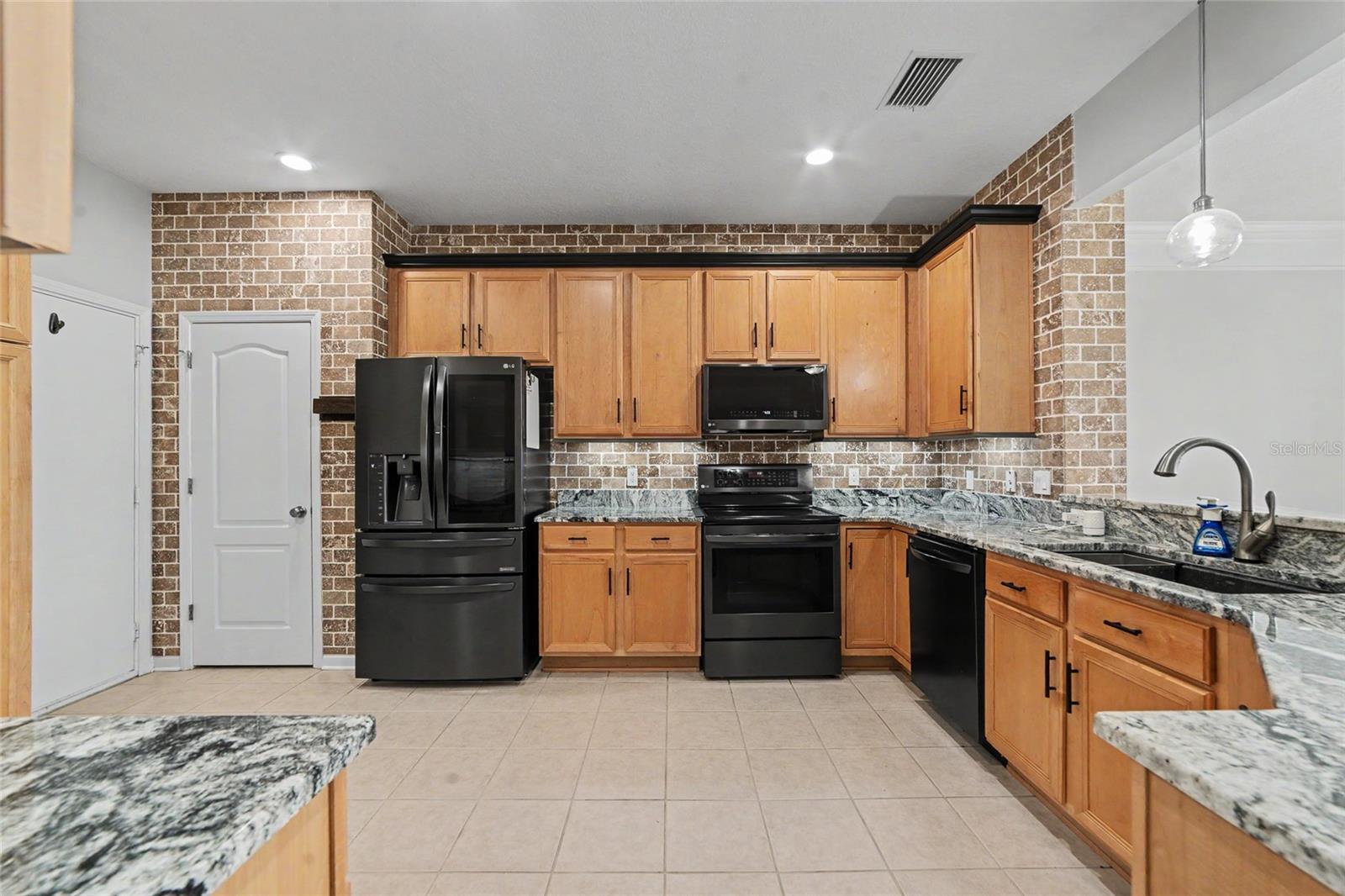 4635 Pond Ridge Dr Property Photo 8