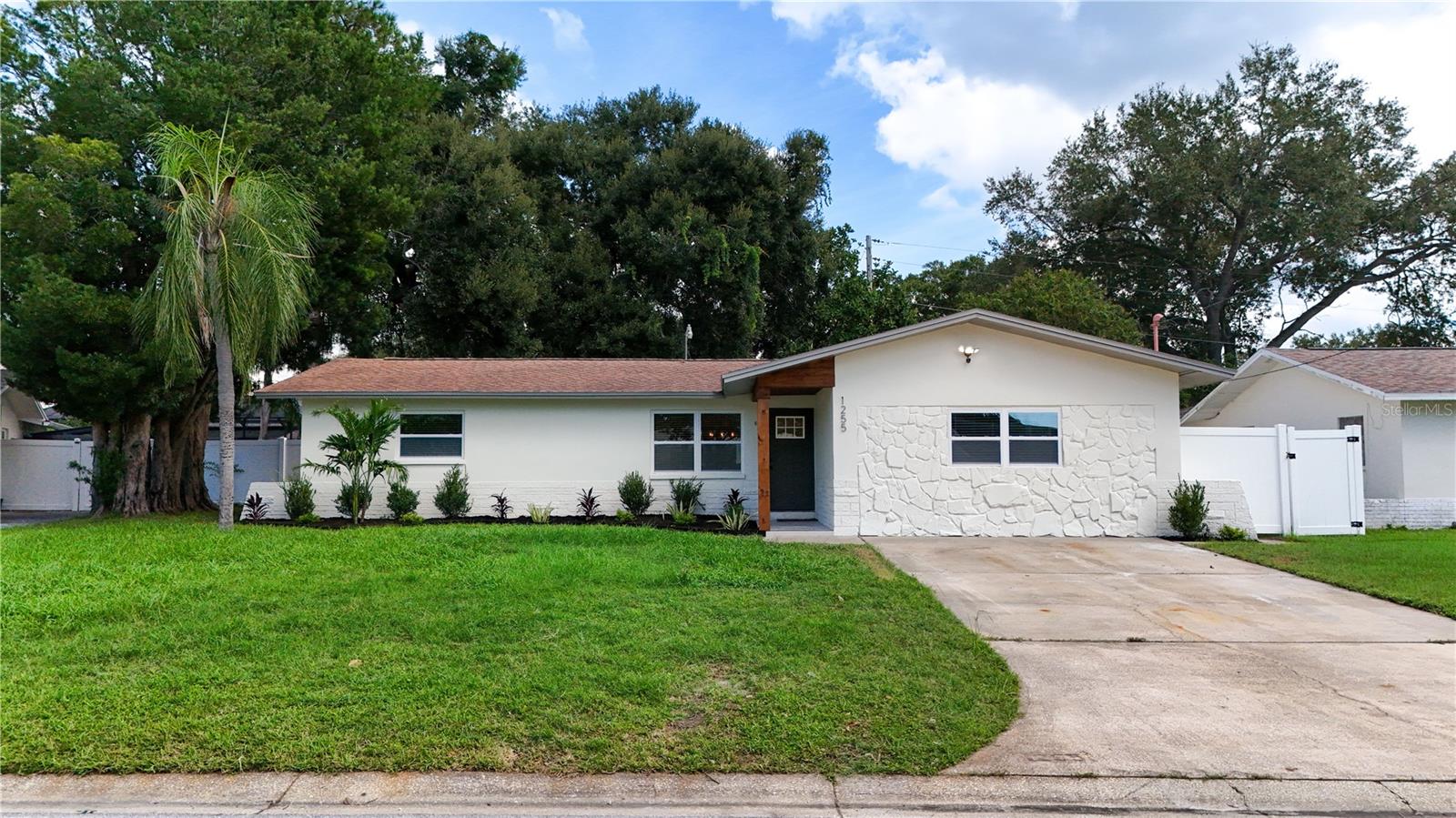 1255 E Lazy Lake Rd Property Photo 1