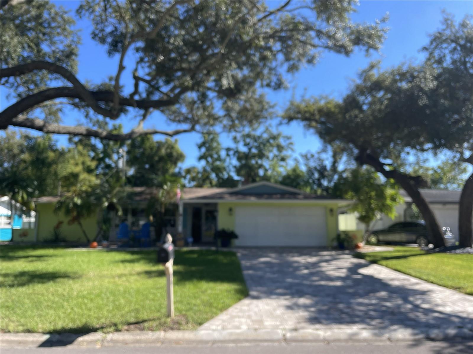 990 Lexington Dr Property Photo