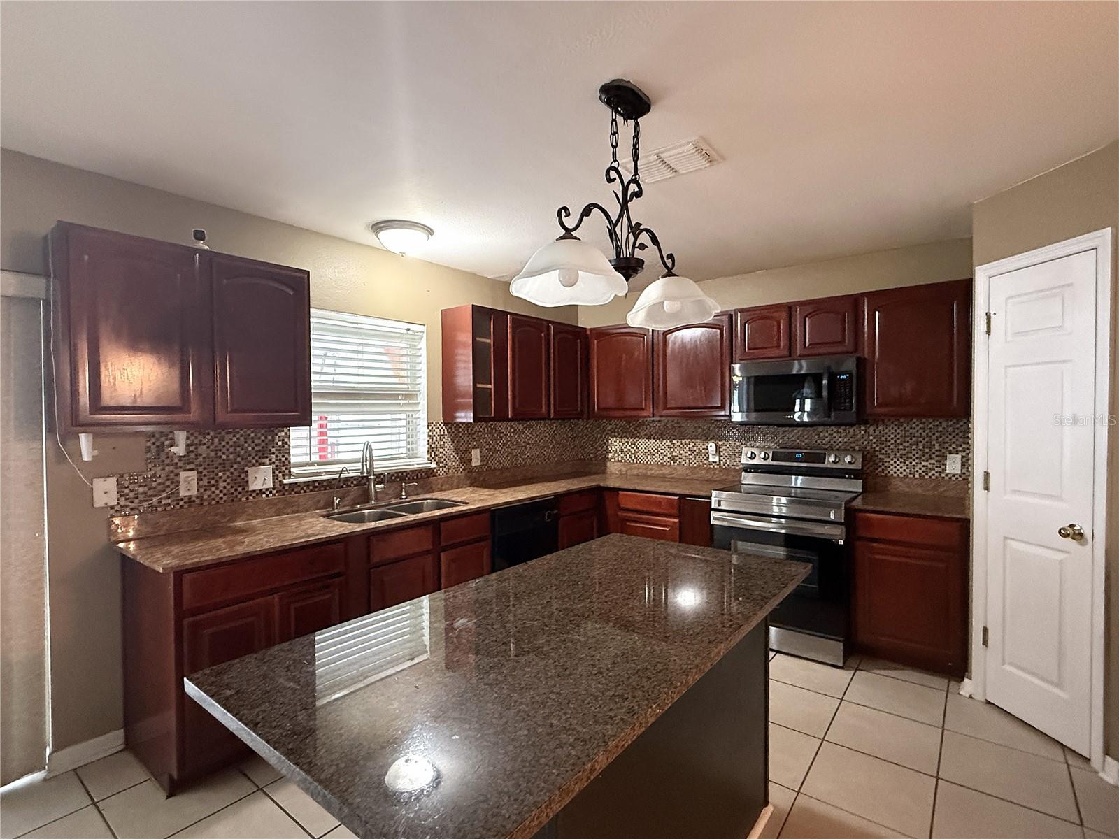 1664 Settlers Creek Way Property Photo 7