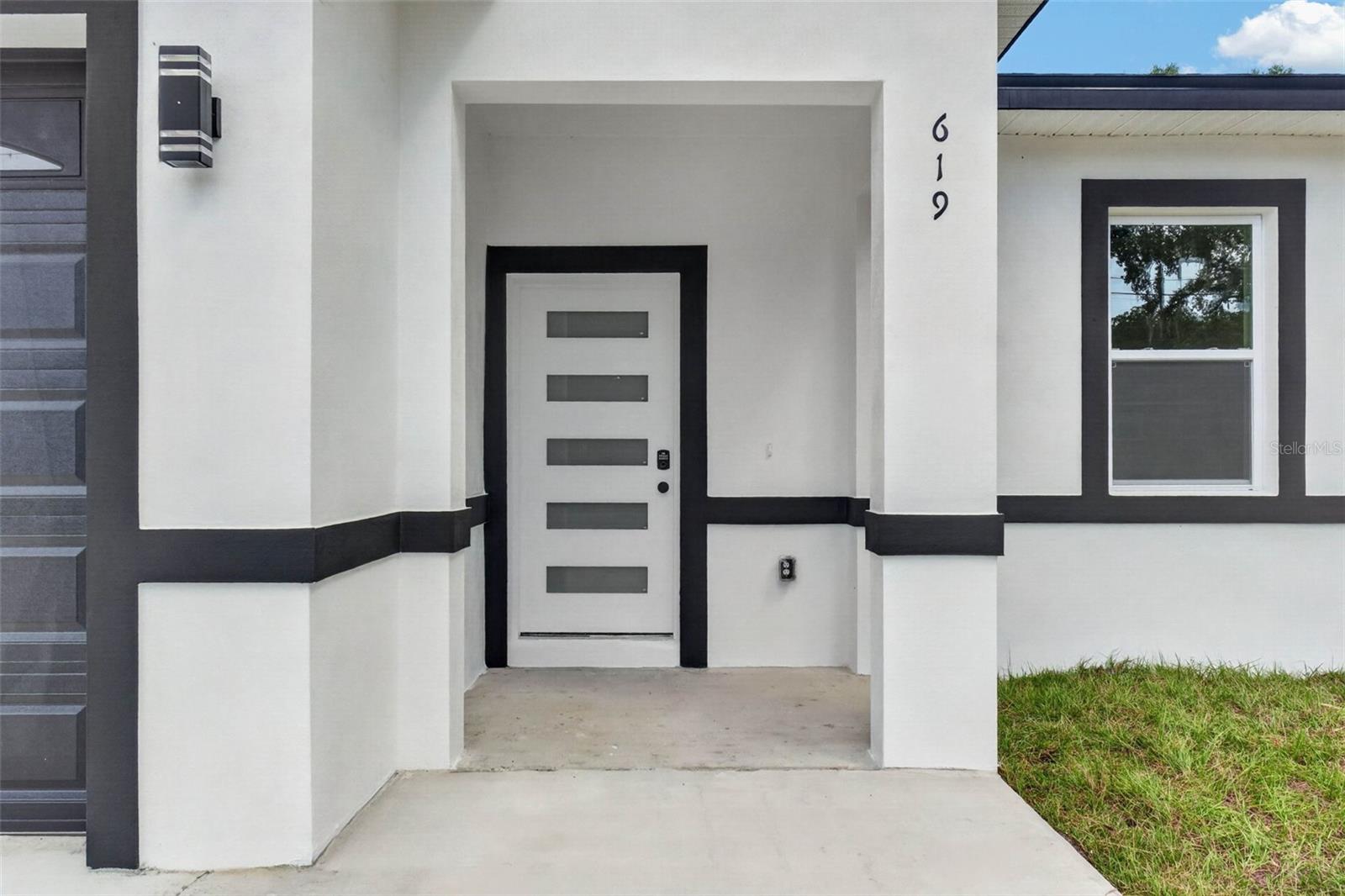 619 W Valencia St Property Photo 3