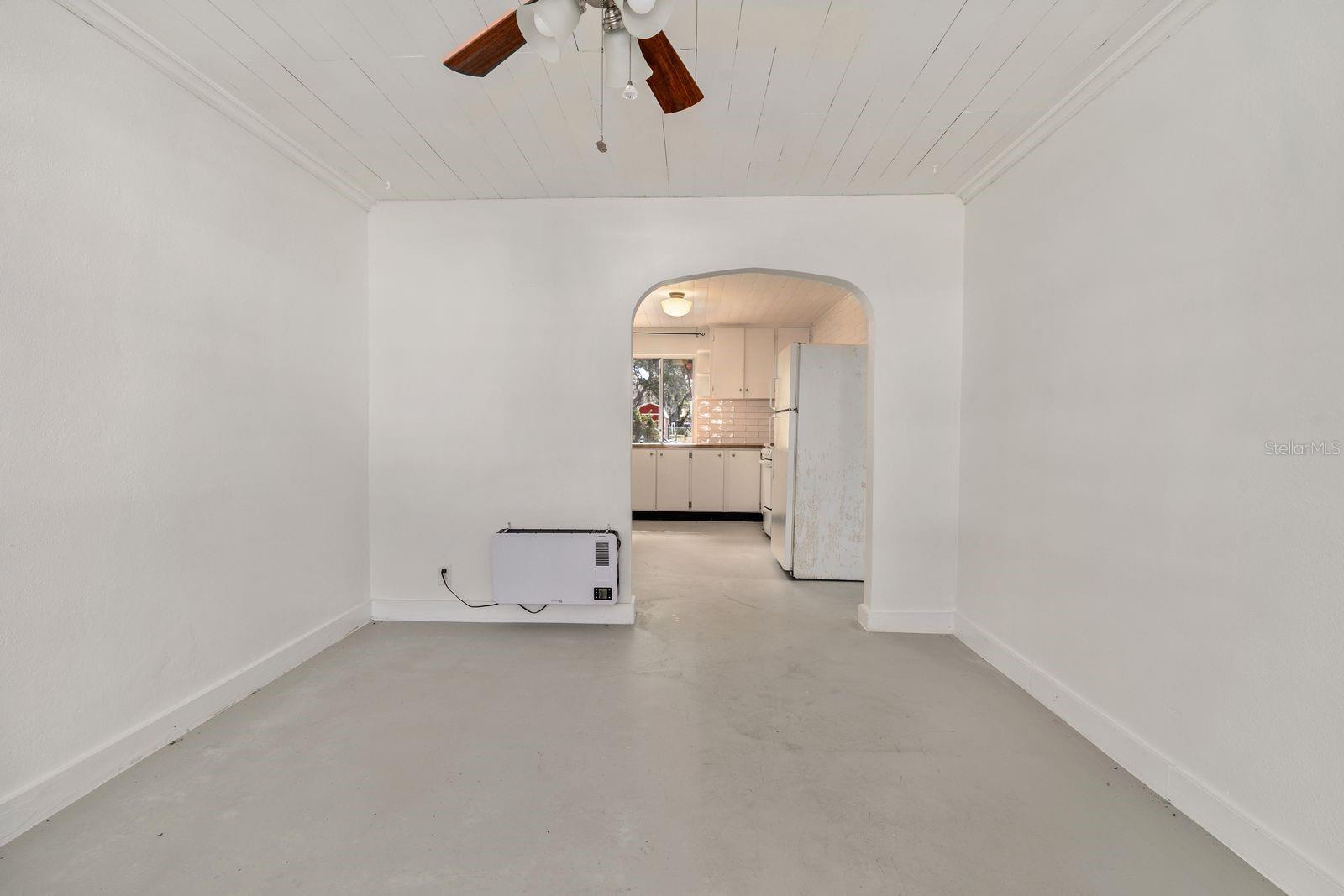 5914 N Ola Ave Property Photo 4