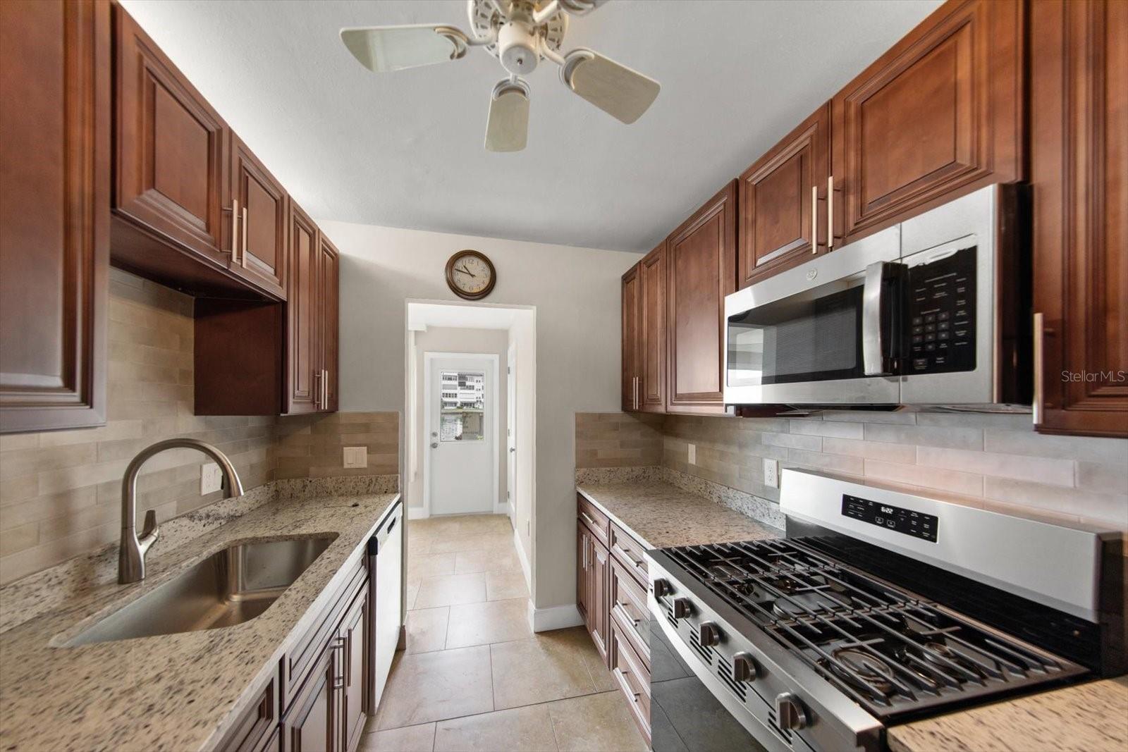 6025 Shore Blvd S #107 Property Photo 12