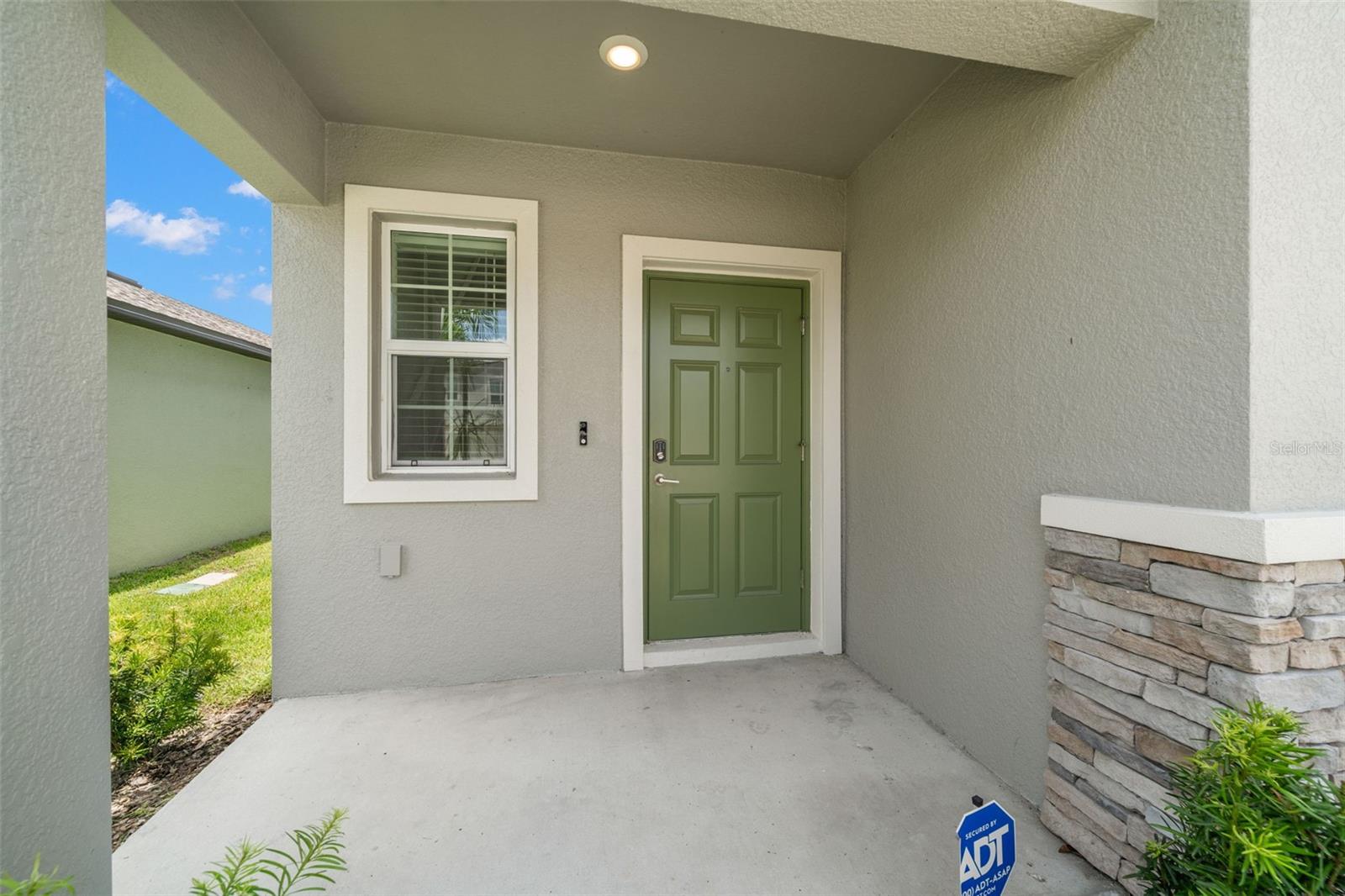 2562 Leonia Ln Property Photo 3