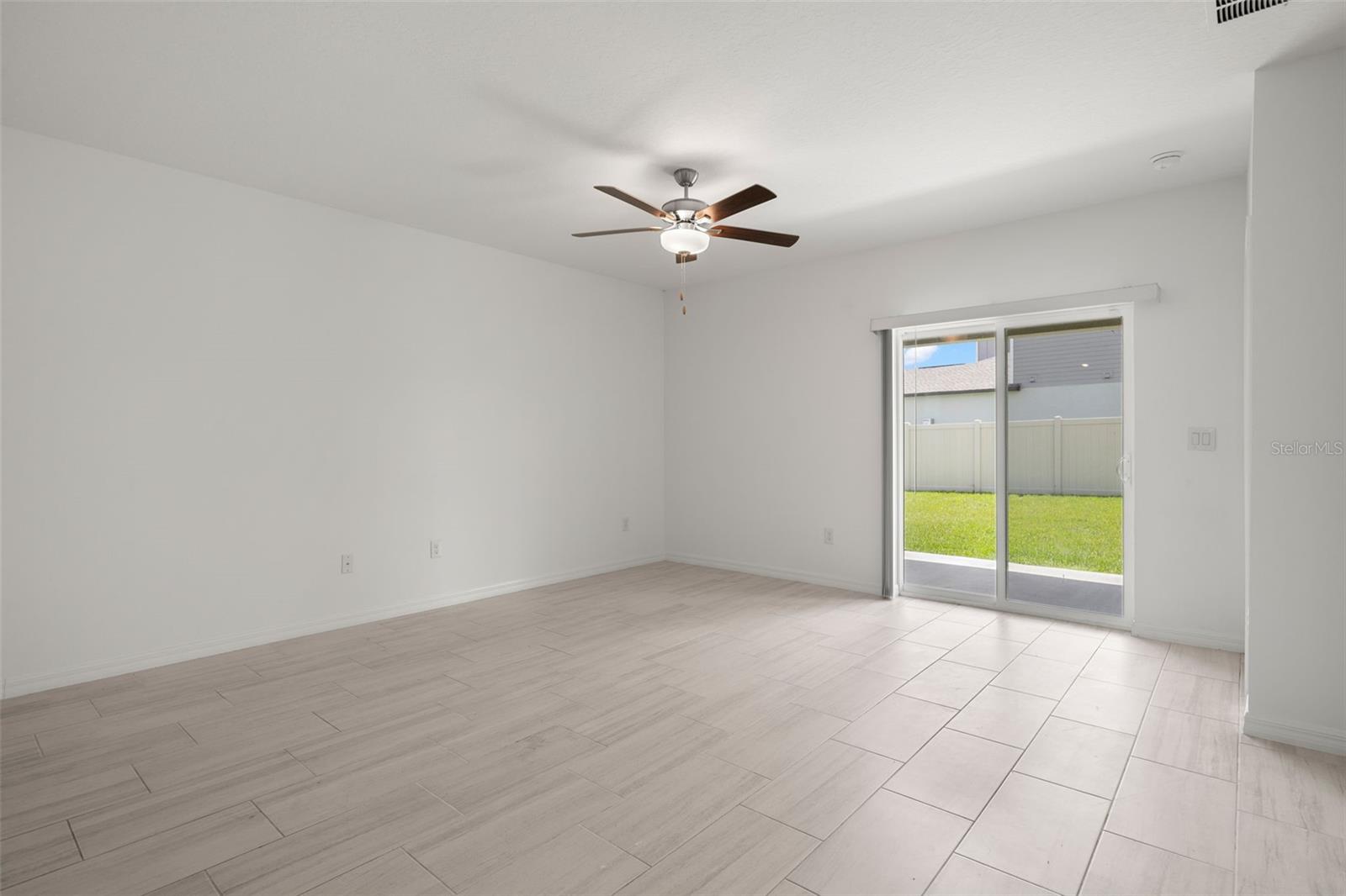 2562 Leonia Ln Property Photo 8