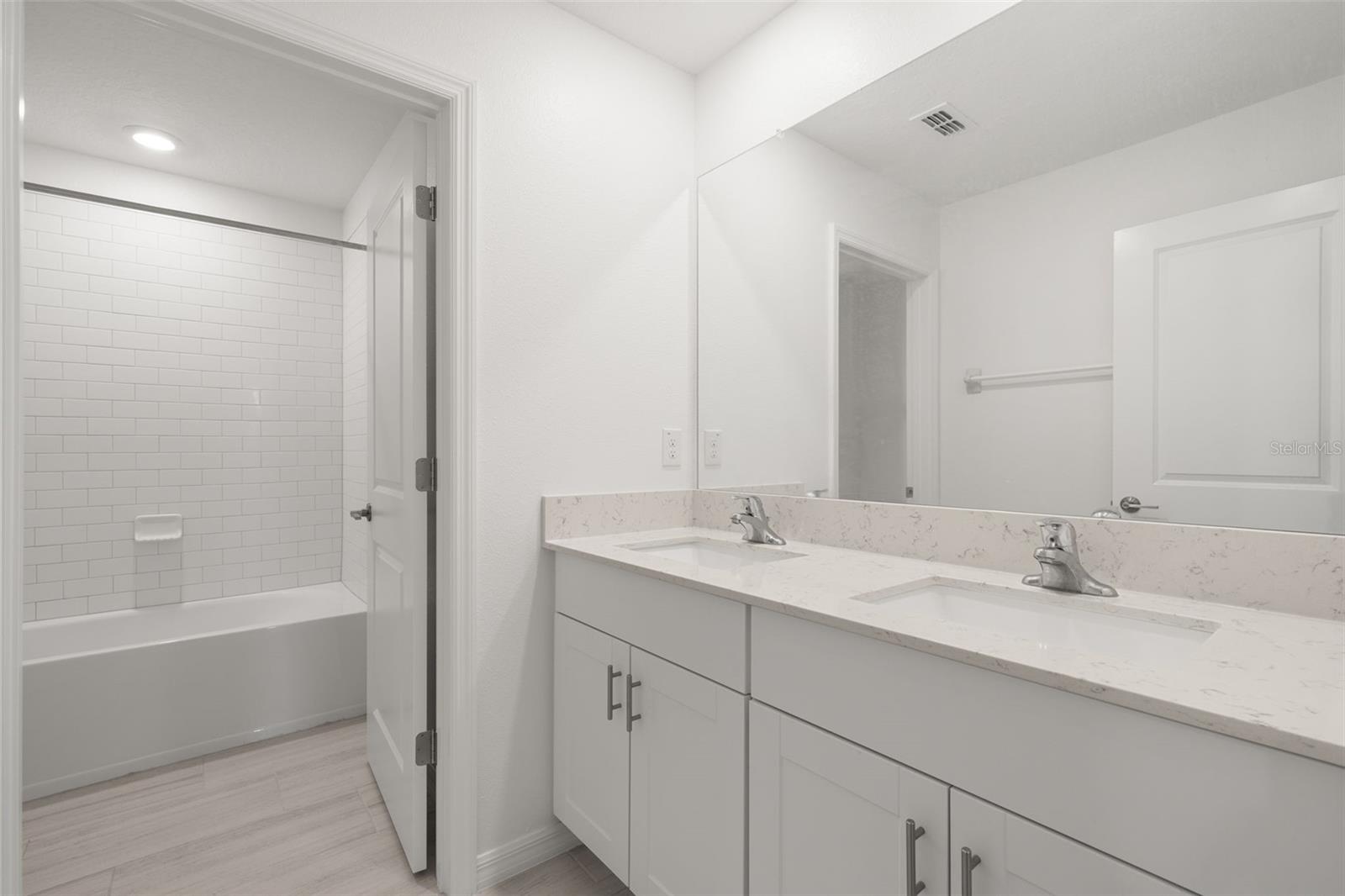 2562 Leonia Ln Property Photo 20