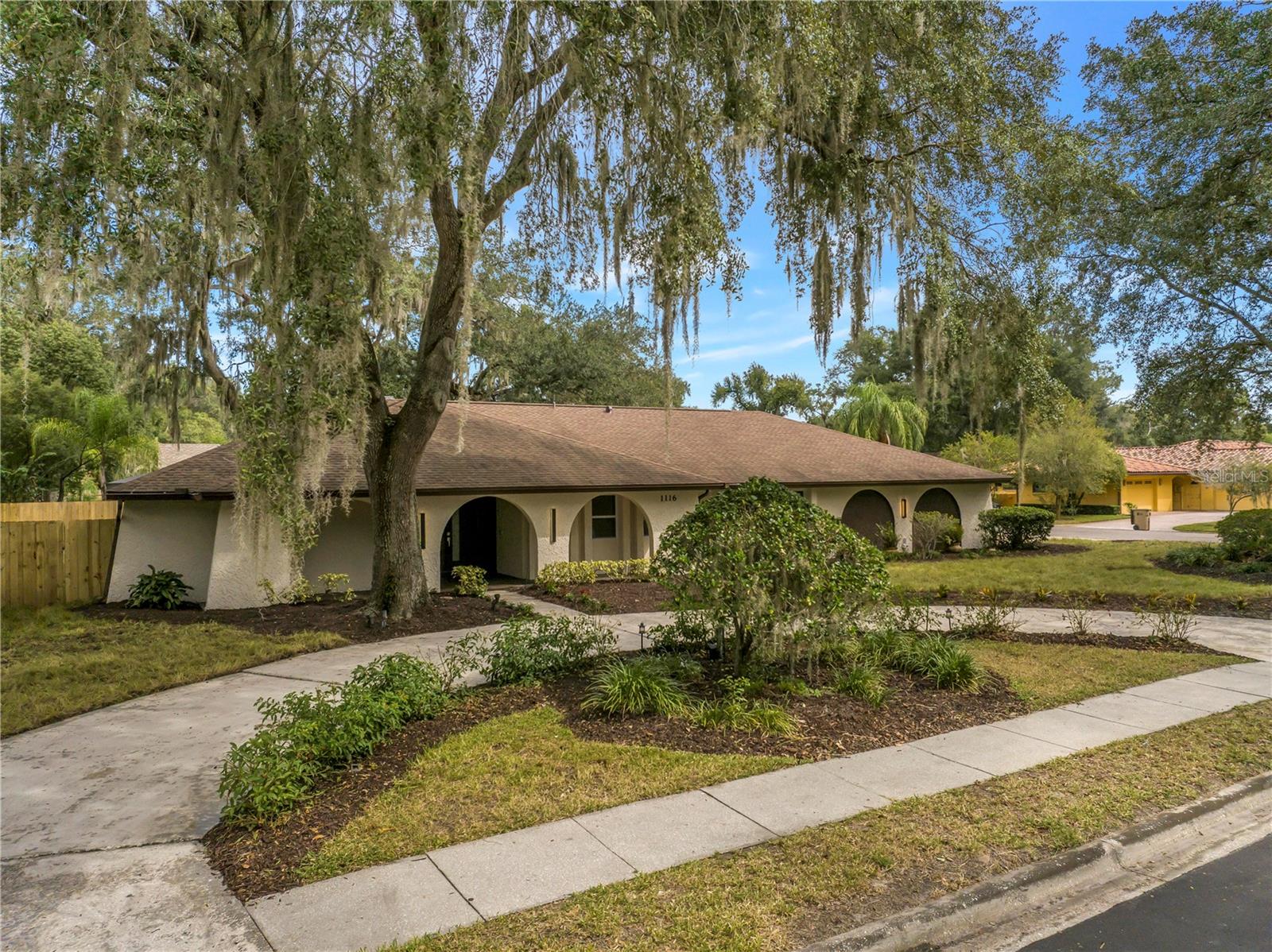 1116 N Riverhills Dr Property Photo