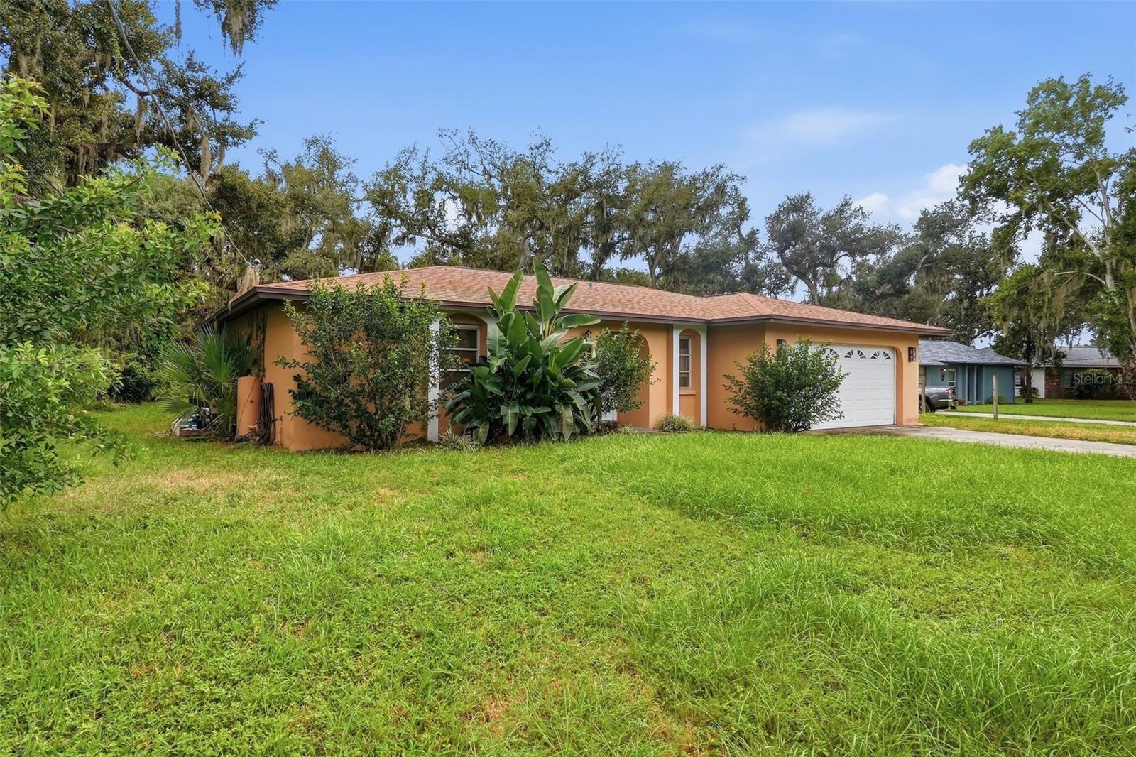 1411 52 St E Property Photo 2