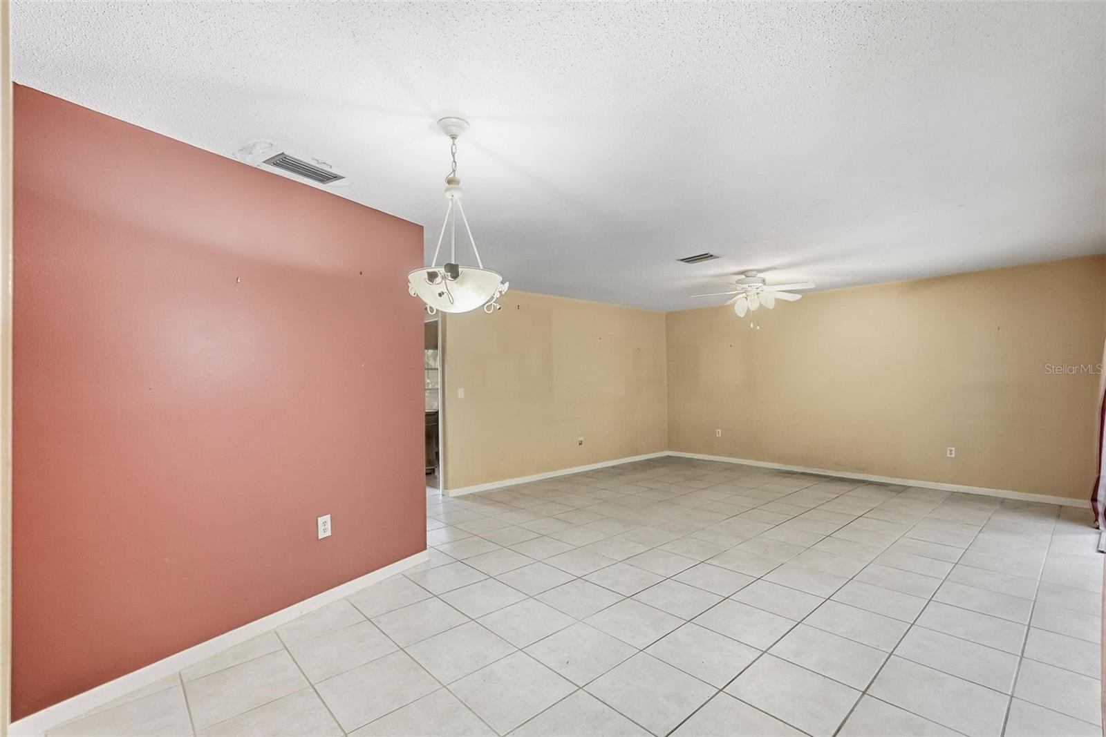 1411 52 St E Property Photo 4