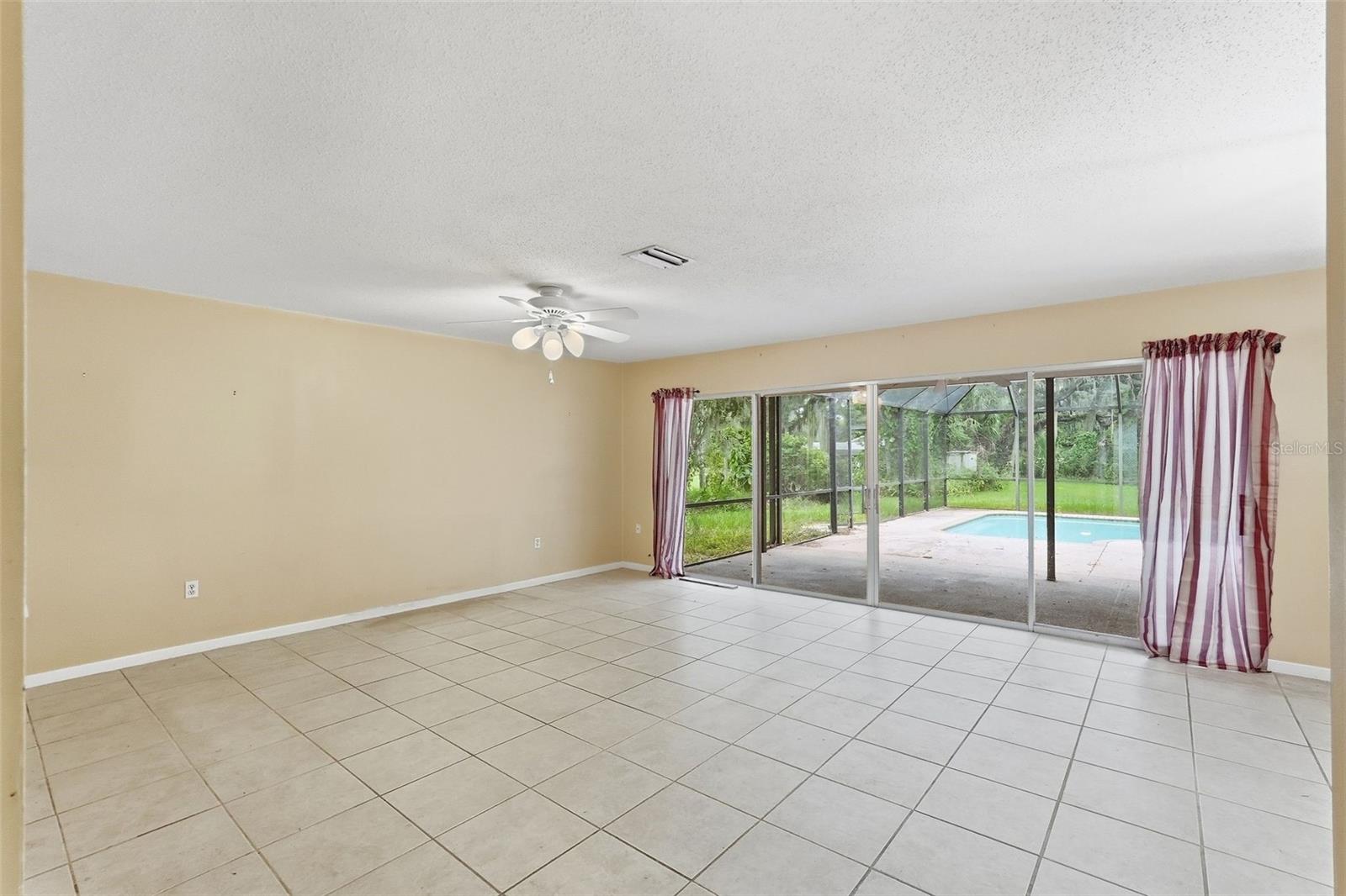 1411 52 St E Property Photo 5